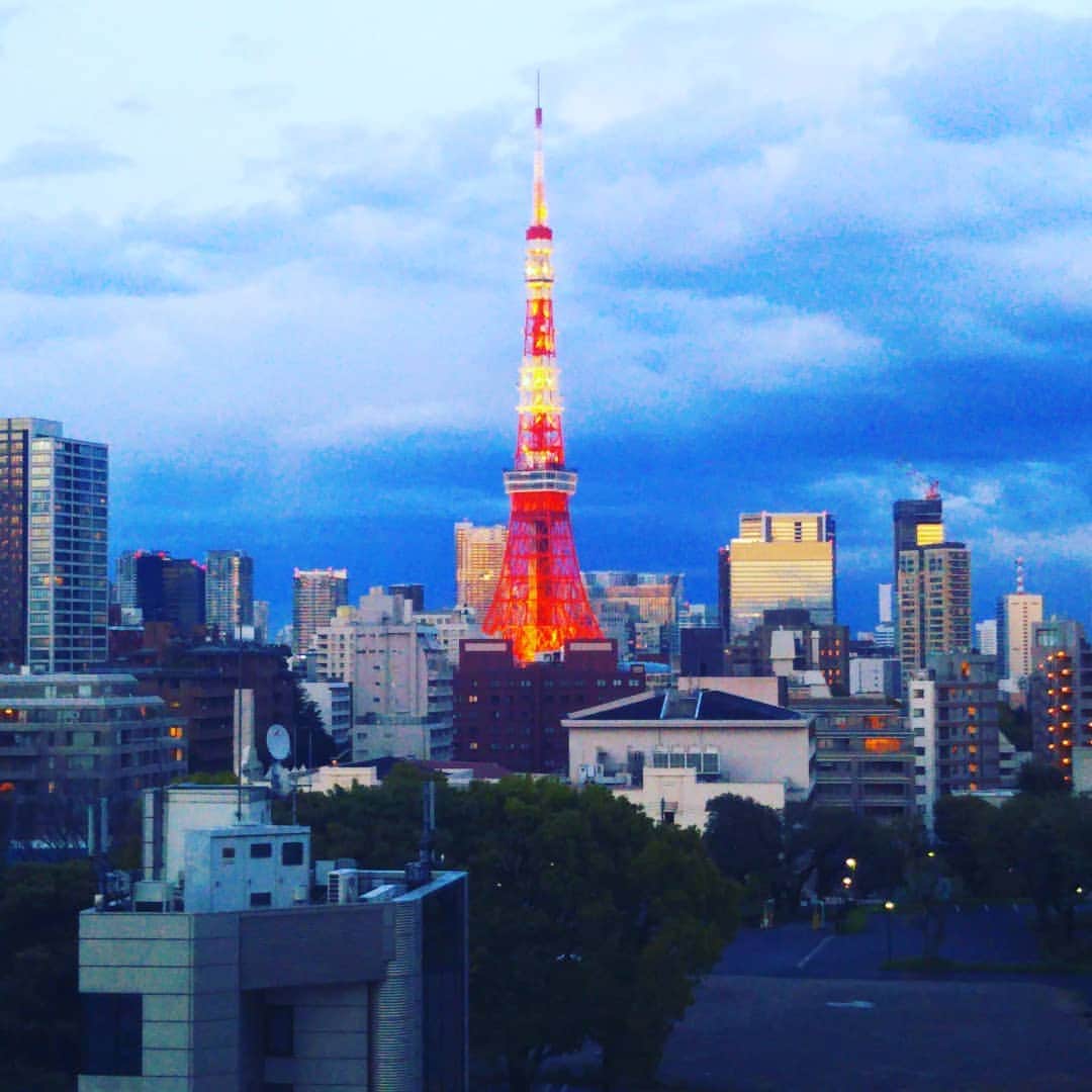 宮崎文子のインスタグラム：「止まない雨はない。  #tokyotower  #overtherainbow #TOKYO #photography  #photo」