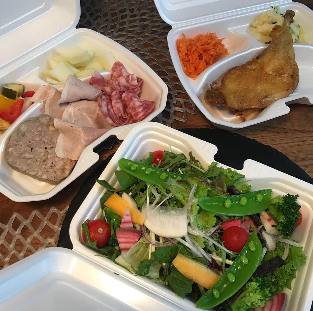 Hikari Noguchi 野口 光さんのインスタグラム写真 - (Hikari Noguchi 野口 光Instagram)「今日の夜ご飯は食べログ3.6のビストロのテイクアウトメニュー🍴子供NGのお店なので行くことができないでいたけどこういう形で楽しめました。 #テイクアウト #takeout #stayhome #keepsafe #keepsmiling」4月18日 18時23分 - hikari_noguchi