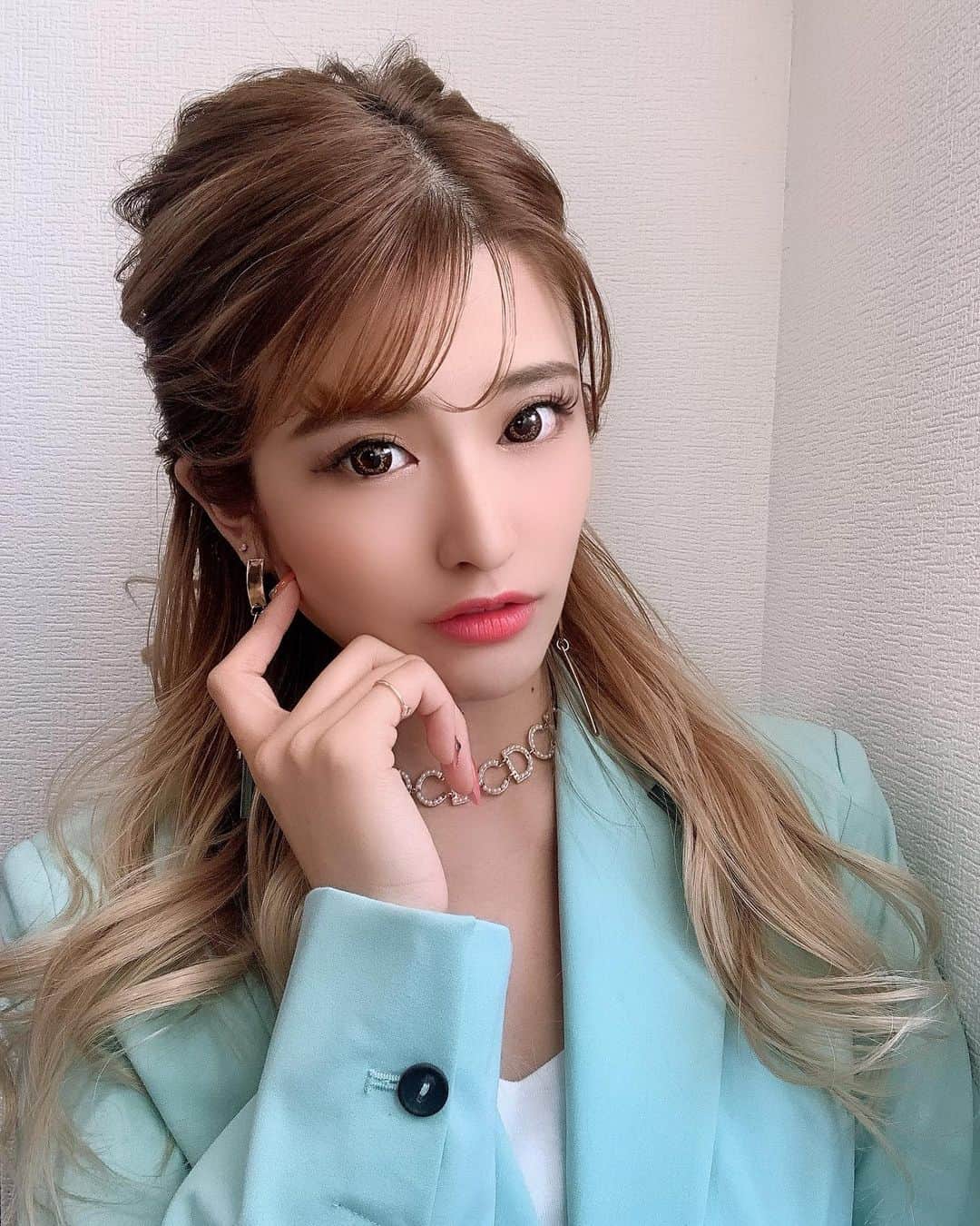 鈴木まりなのインスタグラム：「どこも行かないけど久しぶりに化粧した🎀💖🌈   #stayhome #stayathome #makeup #blue」
