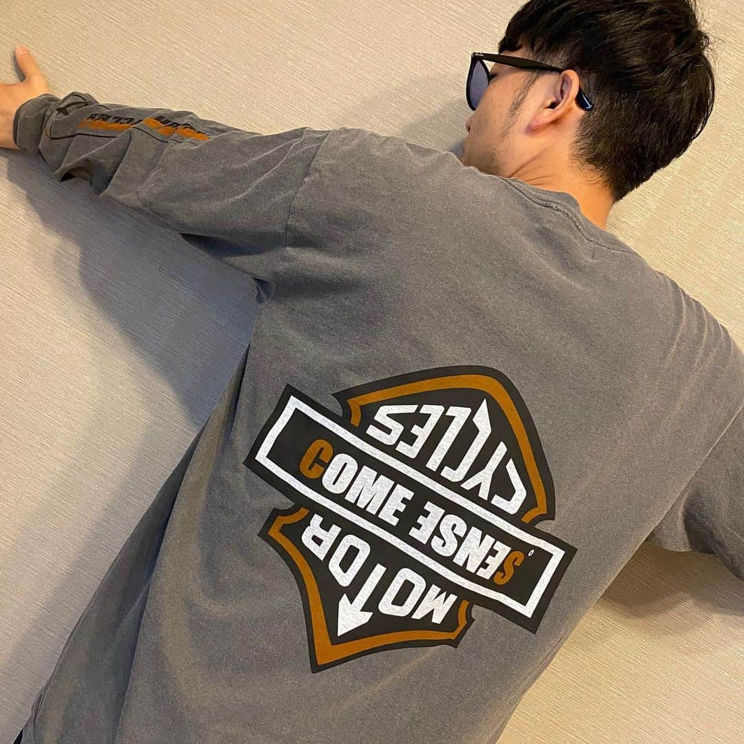 秋山賢太さんのインスタグラム写真 - (秋山賢太Instagram)「come sense新作ロンT。  MOTOR CYCLE TEE 最ー高。カッコ良い。  4/19(SUN)PM 20:00販売開始。  #comesense #目離れ隠し #バイク乗りたいな #バイクは原付しか無理です」4月18日 18時36分 - akiyama.0624