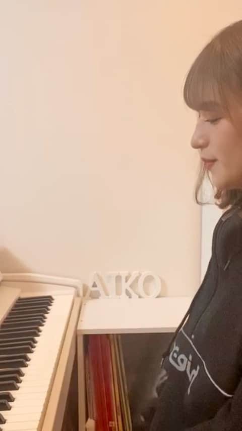 山出愛子のインスタグラム：「‪ピアノの先生 (@meg_ensaka)から #うたつなぎ ありがとうございます😌‬ ‪わたしにとって、とても大切な曲「瑠璃色の地球」を歌わせていただきました！‬ ‪次は、‬ ‪会った時いつも優しくしてくださるRihwaさん(@rihwa_official )！お暇があったらお願いします😌‬ ‪#松田聖子‬」