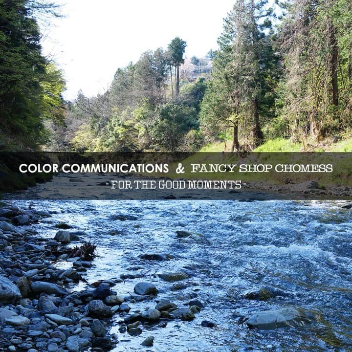 のインスタグラム：「COLOR COMMUNICATIONS & FANCY SHOP CHOMESS -FOR THE GOOD MOMENTS- out now  カラーコミュニケーションズ・2020年春夏モデルですが、今季は2部作となっており、東京・池袋にあるショップ/ブランド・FANCY SHOP CHOMESS とのコラボアイテムも同時リリースとなります。  コンセプトは -FOR THE GOOD MOMENTS- と題し、意味は「楽しい瞬間の為に」です。 こちらのコラボアイテムも一緒にご覧下さい。  コラボアイテムは既に入荷しておりますので、販売開始しております。 カタログ・商品詳細ページはプロフィールリンクよりお願い致します。 オーダーお待ちしております。  #colorcommunications #カラーコミュニケーションズ #カラコミ #カラコミ2020年モデル #fancyshopchomess #ファンシーショップチョメス #forthegoodmoments #コラボアイテム」