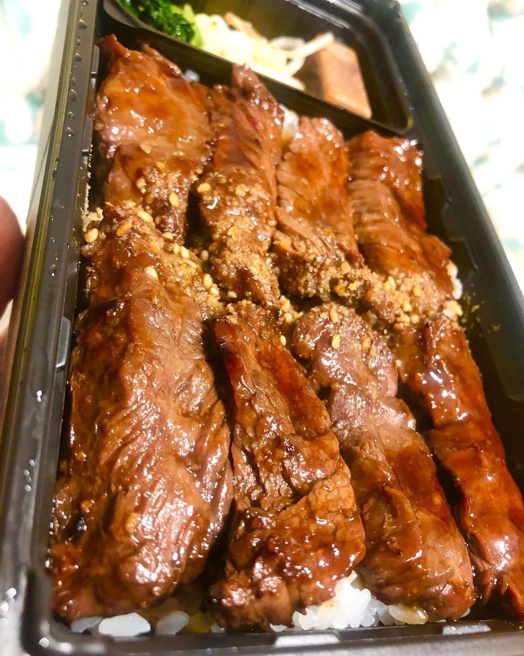 のインスタグラム：「今夜はハラミ弁当をお持ち帰り♫ コスパ最高😭 次回はミックスホルモン弁当とハラミ弁当、そしてカルビ弁当を独り占めしたいなぁ🤣  焼肉大松屋　納屋橋店 052-211-8636 名古屋市中村区名駅南1-3-16  カルビ弁当1,200円税込 ハラミ弁当1,350円税込 ミックスホルモン弁当1,200円税込  電話での予約がオススメです♫ 焼き立てを(　´艸｀) #焼肉 #焼き肉 #大松屋 #焼肉大松屋  #焼肉大松屋納屋橋店 #テイクアウト  #焼肉弁当 #togo #takeoutfood  #takeout #お弁当 #焼き立て #名古屋  #美味しい #ほっぺ落ちた #ハラミ  #カルビ #ホルモン #小鳥寿未代」