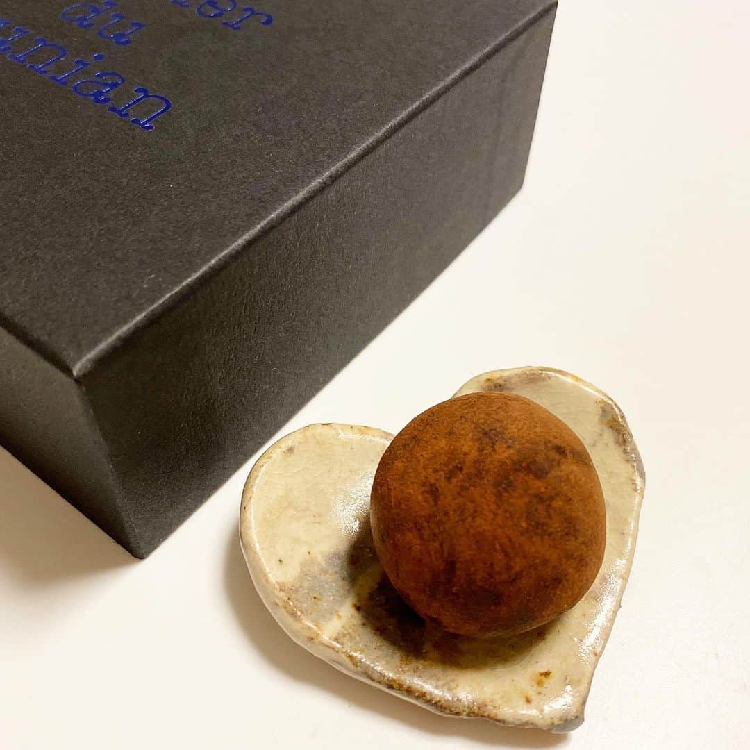 市川歩美さんのインスタグラム写真 - (市川歩美Instagram)「牟尼庵のトリュフが4月からリニューアルしています。あーおいしいーーー、、🥰🥰オンラインショップで買えるのでぜひぜひ。ほんとに好き、ほんとにふわっふわ🥰抹茶、あずき、蜂蜜など。ひとつひとつ手で作られるやさしさをおうちで❤️. 【お皿は昔、私が土から作って知人の窯で焼いてもらったチョコレート専用皿です】 #ilovechocolate#chocolate#chocolatelover#チョコレート#チョコレート大好き#チョコレート好き#牟尼庵#munian #トリュフ #京都のチョコレート #おうちでチョコ #おうちチョコ #stayathome #おとりよせ」4月18日 18時47分 - ayumichocolat