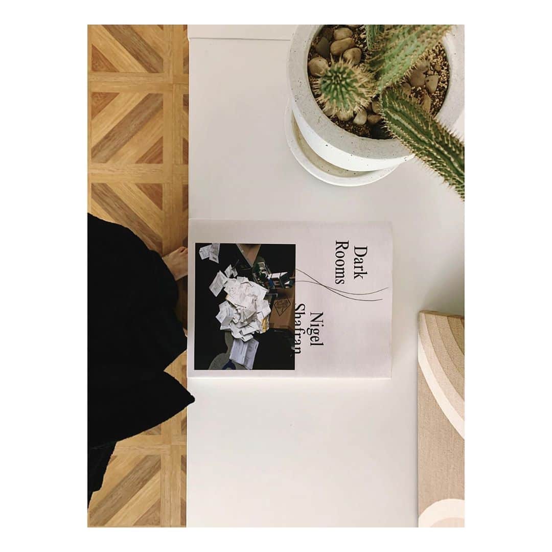 のインスタグラム：「本棚の本をゆっくりと開ける喜び🕊 #Saturday #nigelshafran」