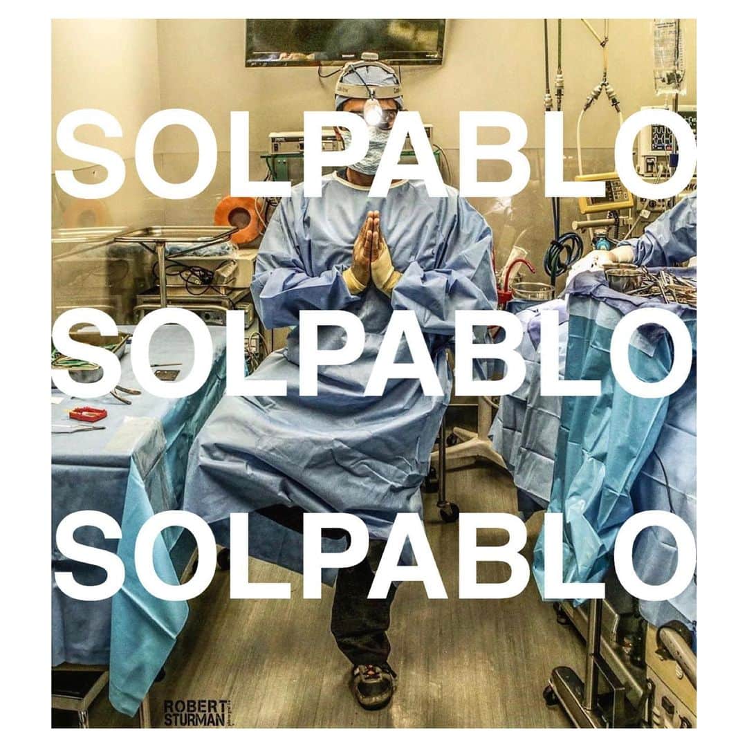 高津戸信幸のインスタグラム：「【SOLPABLO ONLINE CLASS 始動】  週に1度のペースでは「SOLPABLO YOGA online class」を開催していけたらと想っています。 ご自身のペースで構いません。 ご自宅での気分転換や運動不足の解消になって頂けたら幸いですし、全国のみなさんと繋がる時間の中で"安心"や"安定"が生まれたらと、心から願っています。 是非ご一緒に"太陽礼拝"を通じて、ひと息ひと息を味わい、心身共に健やかな時間を過ごしましょう。  また、「SOLPABLO VOICE online class」も思案中です。 こちらでは表情筋や横隔膜の筋力トレーニング主体のレッスンとなります。 online classを通して、"心"も"身体"も"表情"も明るく前向きに、穏やかな日々をお過ごし下さい。  SOLPABLO  詳細はプロフィール欄URL、 SOLPABLO公式LINE「レッスン予約フォーム」からご確認下さい。  #solpablo #ソルパブロ」