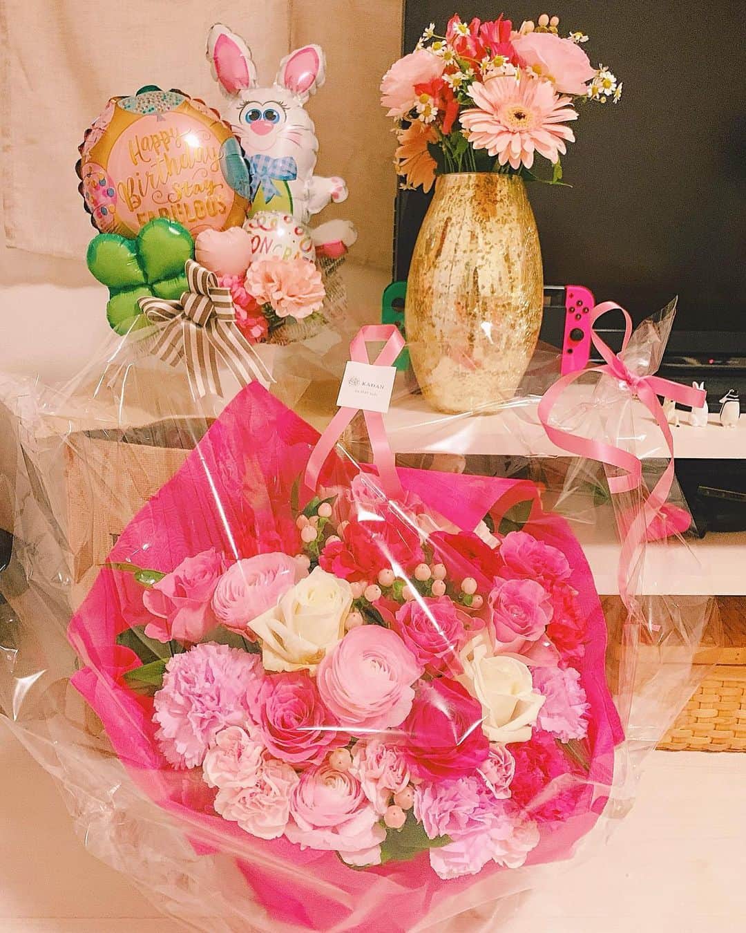 阿部菜渚美さんのインスタグラム写真 - (阿部菜渚美Instagram)「☺︎ お部屋が華やかに🙇‍♀️🌸 普段自分では買う機会があまりないので お花をいただくとやっぱり嬉しいですね☺︎💐 お部屋で春を感じられます笑(°_°)」4月18日 18時58分 - nanami_abe73