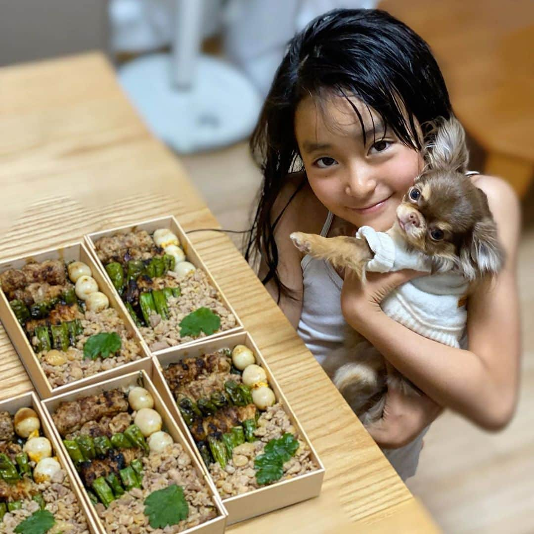 雨宮みずきさんのインスタグラム写真 - (雨宮みずきInstagram)「． テイクアウト編🐓🥡 ． 普段なかなか予約のとれない 焼き鳥屋さん鍈輝の焼き鳥弁当😊 そぼろが特に美味しかった🤤 ． 前日の20時までにTELで予約できるみたいです！ 大人気なので前日予約でも完売の 可能性あるので少し前もって予約するのがおすすめ☺️❤️ ． 写真は姪っ子とショコラ👧❤︎🐶 ． #鍈輝 #恵比寿グルメ #焼き鳥弁当」4月18日 19時00分 - ammymzk0926