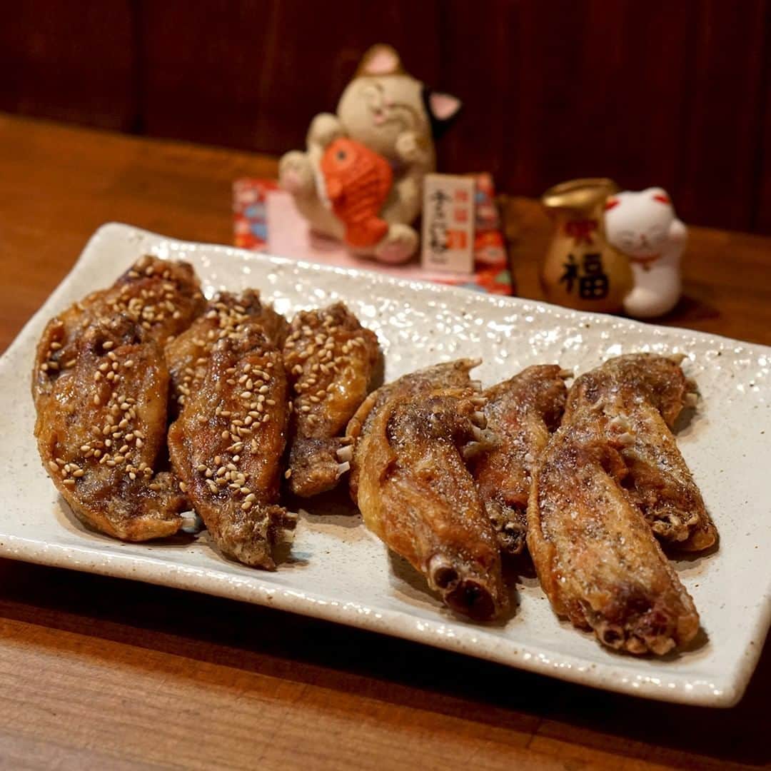 デパぐるッ！福岡さんのインスタグラム写真 - (デパぐるッ！福岡Instagram)「やみつき必至❗️35年続く秘伝のタレが決めの絶品”手羽先”✨⠀ ⠀ こんな時期だからこそバリよかッ!グルメは、⠀ ⠀ 地元福岡の食文化を支える人たちを応援したい❗️⠀ そして地元福岡の食卓を少しでも豊かにしたい❗️⠀ ⠀ そこで4月はバリよかッな「#テイクアウトグルメ 」をご紹介しています✨⠀ ⠀ 今回は、南区大橋にある手羽先唐揚居酒屋「まねきどり」💨⠀ ⠀ もともと北九州にあった手羽先唐揚げの老舗の味を受け継ぎ、その娘さん夫婦が昨年10月にオープンしたばかりだというこちらのお店。⠀ ⠀ これから頑張るぞ！という時に新型コロナの影響でお客さんもかなり減っているんだとか…😢⠀ ⠀ こちらのお店の看板はもちろん「手羽先唐揚げ」❗️ ⠀ 宮崎県産の若鶏を独自のルートで、仕入れており、一個一個は小ぶりですが、鶏特有の臭みは一切なく、身質がやわらかいのが特徴です❗️⠀ ⠀ また父の代から受け継いだという35年続く”秘伝のタレ”を使った「手羽先唐揚げ」は、甘辛くピリッとコショウも効いていて今すぐにでもビールが飲みたくなる味🍺⠀ ⠀ また、その欲求にさらに拍車をかけたのが、「手羽カツ」‼︎⠀ ⠀ 手羽先をカツに？おいしそうだけど、食べにくいかな〜と思ったのですが、なんと骨からとった身を再度合わせて作っているので”骨なし”なんです☝️ これがうまいのなんのって❗️⠀ ⠀ サクッとした衣に、中はジュワ〜🤤手羽先の旨味がギュッと閉じめられており、ビールが我慢できないっ‼️ ⠀ ⠀ お店は西鉄大橋駅からすぐ近く✨⠀ ⠀ 他にも「モモの唐揚げ」や「炭火焼き」などたくさんのテイクアウトメニューがあるのでぜひお店のインスタをチェックしてみて😉⠀ ⠀ 先が見えなくて不安になる時期ですが、地元福岡のお店と利用する皆さんとで助けあってこの難局を乗り切りましょう❗️ ⠀ →@manekidori ⠀ ⠀ 【 メニュー(税抜) 】 手羽先唐揚げ(特製タレor塩) 1本 90円 ※5本から注文可能 手羽カツ 4個入り 490円 【 店名 】 手羽先唐揚 居酒屋 まねきどり 【 住所 】 福岡市南区大橋2-12-12 【 営業時間 】⠀ 18:00～24:00⠀ 【 定休日 】⠀ 日曜日⠀ ※新型コロナの影響で営業時間・定休日変更あり、インスタ要確認⠀ ⠀ #テイクアウト#テイクアウトグルメ#お持ち帰り #福岡テイクアウト #コロナに負けるな  #コロナに負けない #家飲み #バリよかグルメ#グルメ#グルメ好きな人と繋がりたい #fukuoka#福岡#福岡グルメ#福岡ごはん#福岡ランチ#福岡居酒屋#福岡ディナー#福岡カフェ#博多#博多グルメ #大橋#大橋駅#大橋グルメ #手羽先#手羽先唐揚げ#鳥料理#おうちごはん#おうち居酒屋#おうち時間 #まねきどり」4月18日 19時00分 - arne_gourmet