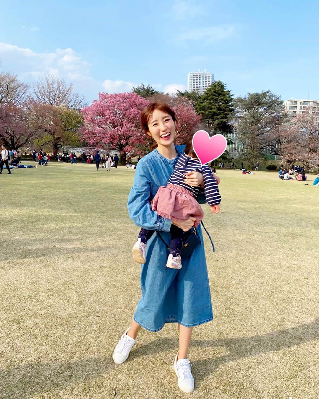 小林真由のインスタグラム：「⋆﻿ ⋆﻿ 遊んで食べてを繰り返してると1日がすぐに過ぎていく..﻿ 本当は片付けとかするべきタイミングだろうけど絶賛後回しにしてます🥺🌸﻿ ﻿ 最近は少しお手伝いしてくれるようになったり﻿ うん⚪︎の時はおむつを持ってきてゴローンと寝てくれるようになったり﻿ あぁ、成長って本当に早い！﻿ 篭り生活あまり飽きてなさそうなのが救い🙏👶🏼﻿ (以前の写真です) ﻿ ﻿ ﻿ #ファッション #コーデ #ママコーデ #ママライフ #コーディネート #1歳4ヶ月 #女の子ベビー #女の子ママ #イムブリー #coordinate #fashion ﻿#giuzeppezanotti #imvely  #タイツが芝だらけだよ #すでに懐かしい写真 #まだちらほらな桜見ておいて良かった」