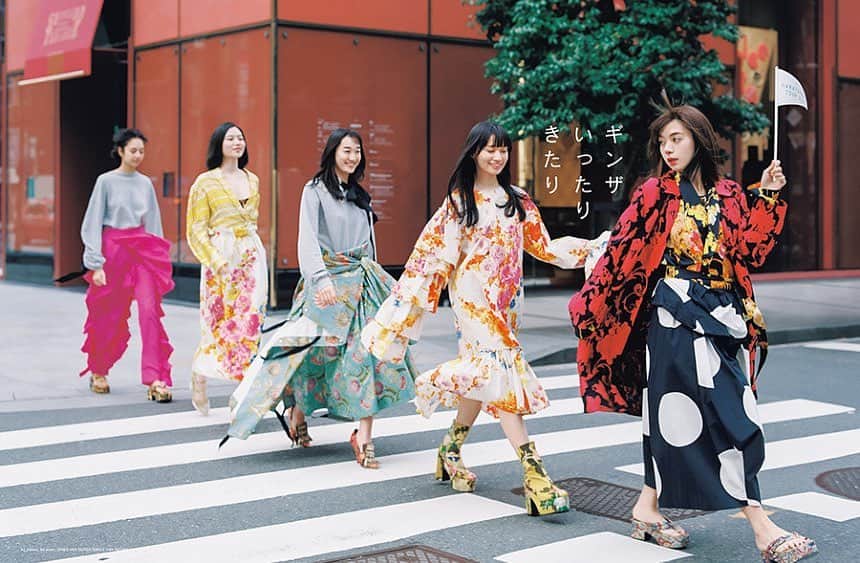 shihori.kathleenのインスタグラム：「.﻿ 花椿 HANATSUBAKI magazine No.827 ﻿ 2020 summer autumn issue﻿ ﻿ 銀座にまつわる数々の物語💃🏻☕️🍽🌃🌹🎨📚﻿ 女優 池田エライザさんと巡る銀座の景色を﻿ 写真家 濱田英明さんに撮り下ろして頂きました📸﻿ ﻿ Photo : @hamadahideaki﻿ Model :@elaiza_ikd　@aria_polkey @kako__takahashi @shihori.hananoe @yumemi_ishida﻿ Styling : @smznmi﻿ Hair&Makeup : Rena Takeda @renatakedarena ,Ikuko Shindo @ikukoshindo ,Yuki Nishimori @nishimori_yuki , Madoka Nakagawa @mkkkkk_n （Shiseido)﻿ ﻿ #資生堂#shiseido#magazine#銀座#池田エライザ さん#ginza#花椿#makeup#stayhome #stayathome」