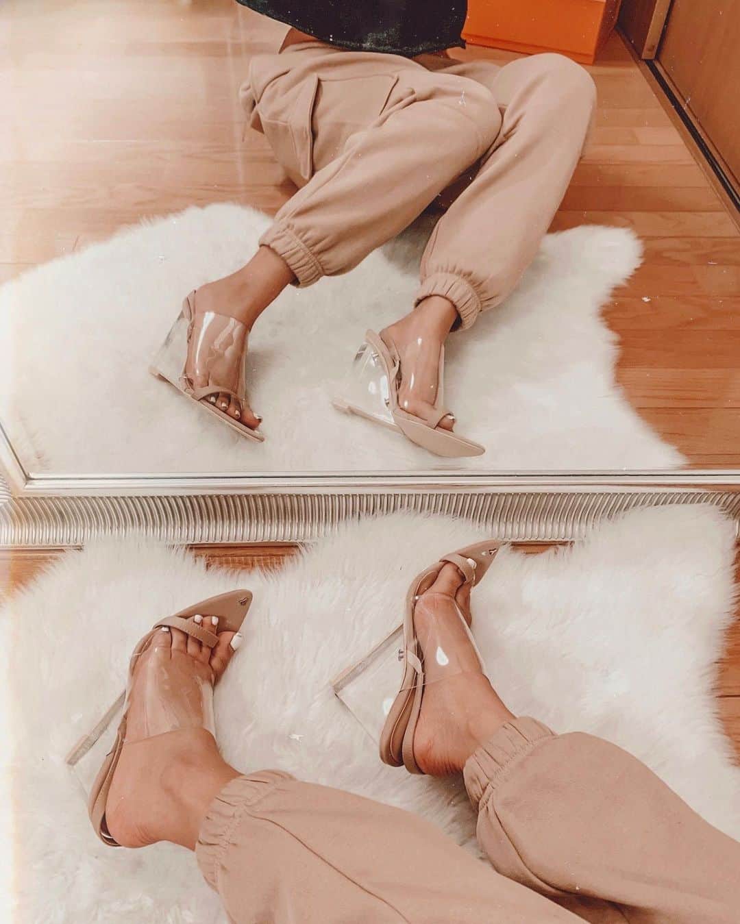 ✷kana✷のインスタグラム：「🌼🍋👡✨ . . @yelloshoes_official  届きっぱなしで開けてなかった、、 お出掛けできないのでとりあえず おうちで履きました♡ このヌーディー感とシルエット 何度見てもうっとりする！✨ . . #yelloshoes」
