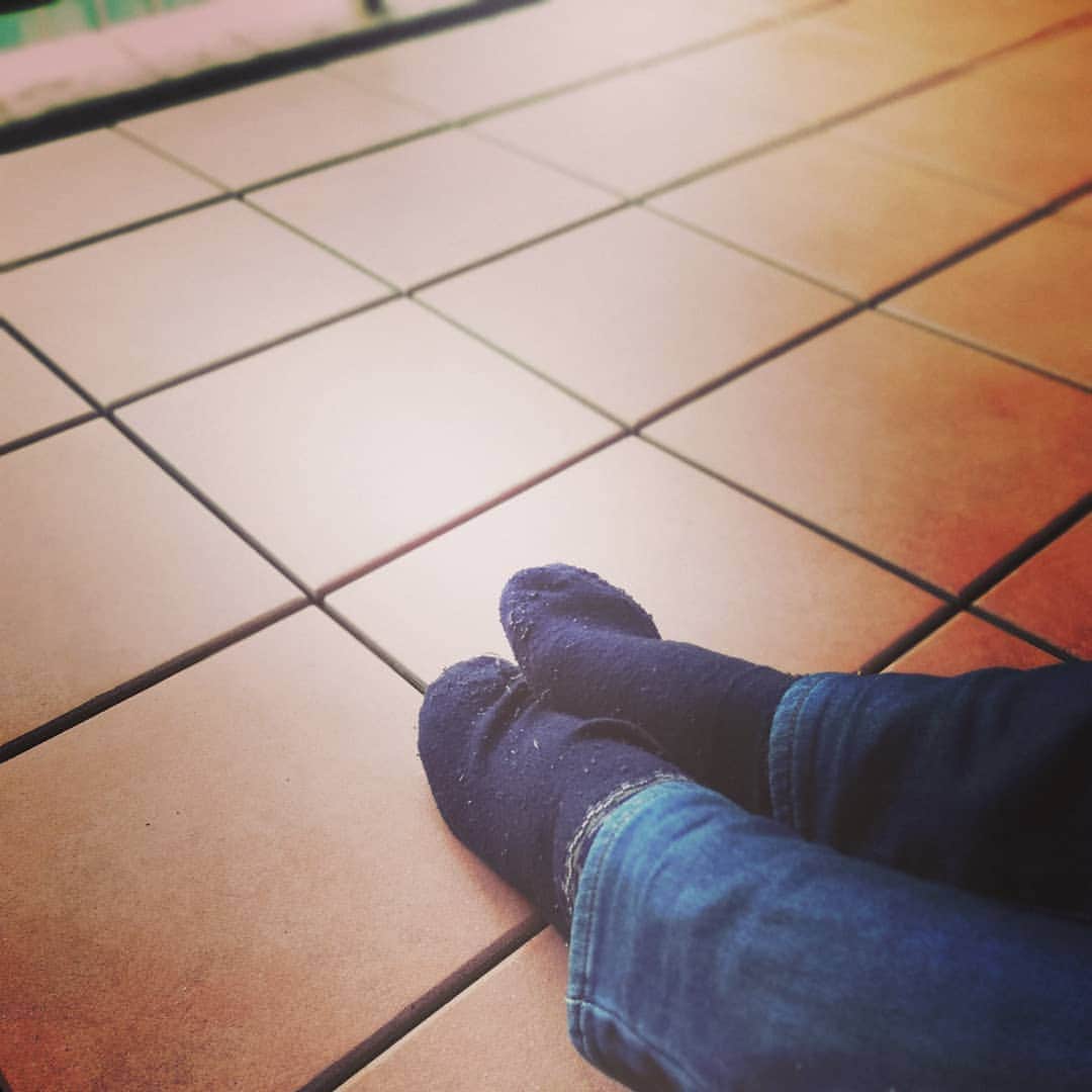 松本隆博のインスタグラム：「。 ベランダでぼぅ…と、する。 いやぁ野菜が高いなぁ。。 ネギとかミニトマトとか なら、、、ここで？( 'ч' )。 ｢家庭菜園｣したこと無い けど興味湧いてきた。 🎼.•*¨*•.•*¨*•.¸¸🎶」
