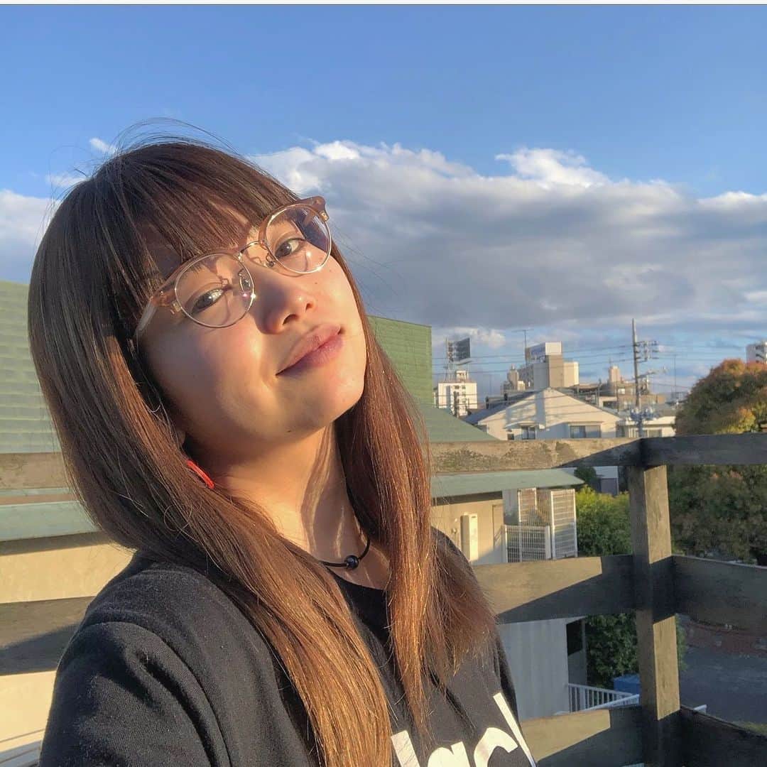 のインスタグラム：「#stayhome ﻿ 夕方には雨が止んだからバルコニーで体操した💪🐷💦﻿ ﻿ ﻿ スッピンボサボサだけど🙇‍♀️🙇‍♀️🙇‍♀️﻿ ﻿ #おうちじかん ﻿ #おうちじかんを楽しもう ﻿ ﻿ #instalike #instapic #instaphoto#l4l #like4like#follow#instagood」