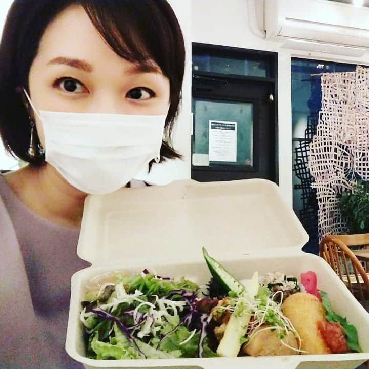宮田愛子さんのインスタグラム写真 - (宮田愛子Instagram)「仕事終わり、家で待ってくれている家族に浦和グルメのお裾分け。 「うちにご飯があるのですが···」と相談すると、特製サラダに替えてくださいました💕  今度みんなでゆったり食事に訪れたい···今は我慢！  #テイクアウト #野菜たっぷりごはん」4月18日 19時18分 - miyata.aiko