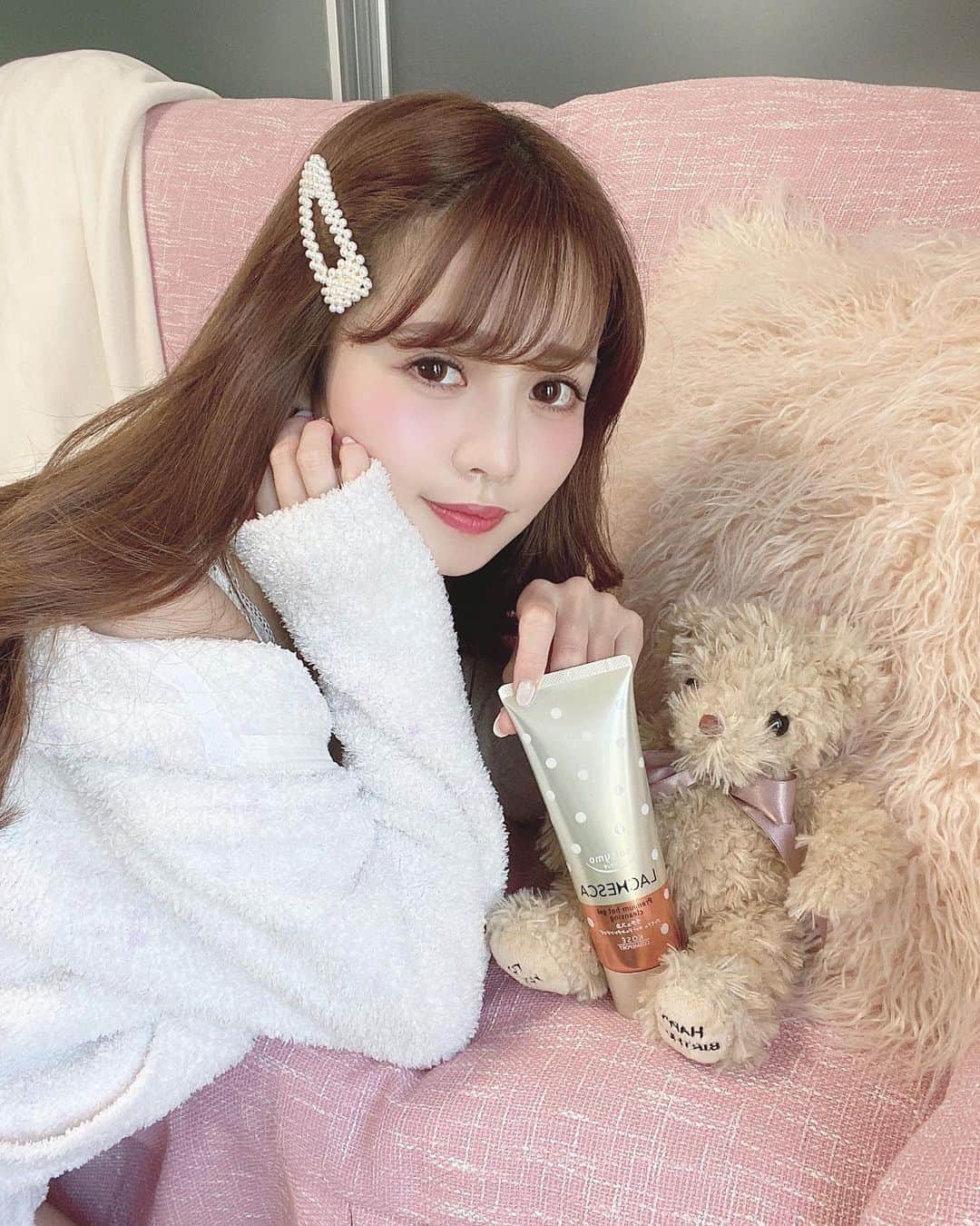 のインスタグラム：「おうち美容🌸 . 今日もおうち美容を紹介するね💕 . 最近使ってみたコーセーコスメポートのブランド、ラチェスカのプレミアムホットジェルクレンジングがとても良かった💫 . . じわっ〜と温まって毛穴が広がって汚れもくすみも綺麗に落ちる🥺 メイク落とし＋毛穴洗浄両方を合わせた感じかな💫 美容液90%も入っているから潤いを逃さずに洗えるの💕 パッケージも可愛いからみんなもぜひ使ってみて🥰 . . . . . #ラチェスカ#毛穴ケア#クレンジング#プレミアム#ソフティモ#PR#コスメ紹介#おこもり美容#おうち時間#おうち美容#ルームウェア#お部屋#パジャマ#パールピン#ゆるふわ巻き#ゆる巻き#おうちじかん」