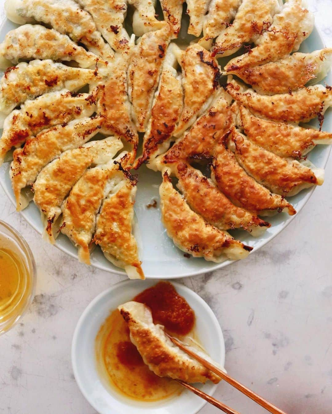 樋口正樹さんのインスタグラム写真 - (樋口正樹Instagram)「Gyoza 🥟 . 今夜は餃子＆ビール。 餡は豚、長葱、ニラ、 割合は肉５、野菜５。 薄皮に少なめで詰め、 ヒダ３つで細長めに。 タレはラブパク、酢、 ごま油を混ぜてます。 . . #餃子 #ぎょうざ #餃活 #餃子好き #手作り餃子 #餃子部 #ラブパク #ラブパク食堂 #絶対美味しいやつ #樋口さんちの餃子 #gyoza #frieddumplings #crispybottoms #lovepaku #lovepakcheesauce」4月18日 19時21分 - higuccini