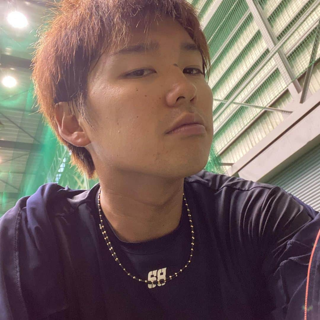 谷口雄也さんのインスタグラム写真 - (谷口雄也Instagram)「こんばんは〜 石川亮ファンの皆様へ 練習中に人の携帯で遊んでばかりでちょっとだけ汗かいてドヤ顔した人はこちらです  今日は野球の練習をしに来たのか それともドヤ顔の練習をしに来たのか  #ホントはね  #イイヤツ  #すごく  #まけずぎらい  #だってしょうがないじゃない  #この顔なんだもん  #たまには  #先輩のこと  #先輩って  #思ってね  #１つだけ  #アドバイスすると  #下からより  #上から撮った方が  #間違いなく  #盛れる  #って  #誰かが言ってた」4月18日 19時24分 - yuya_taniguchi