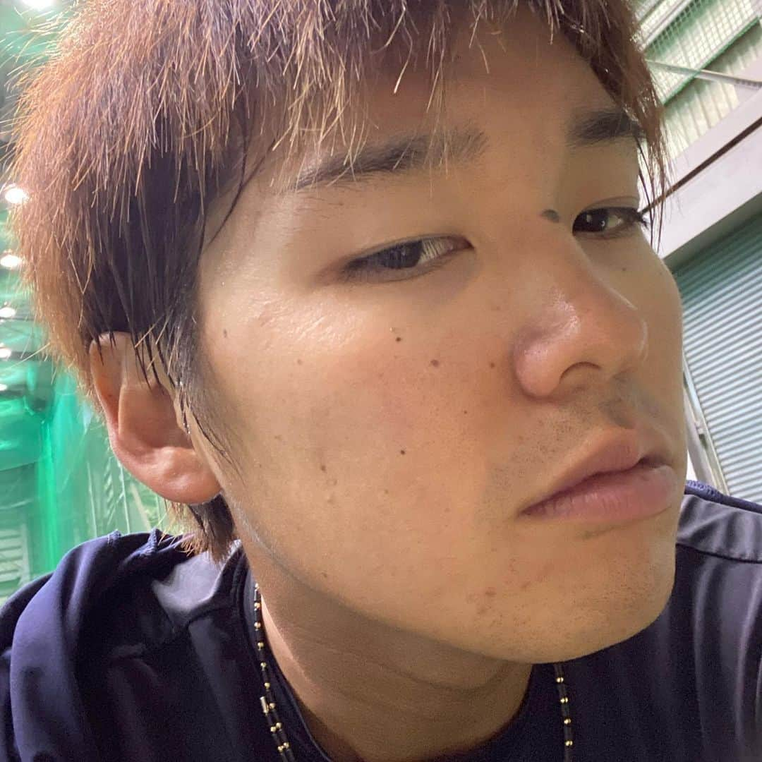 谷口雄也さんのインスタグラム写真 - (谷口雄也Instagram)「こんばんは〜 石川亮ファンの皆様へ 練習中に人の携帯で遊んでばかりでちょっとだけ汗かいてドヤ顔した人はこちらです  今日は野球の練習をしに来たのか それともドヤ顔の練習をしに来たのか  #ホントはね  #イイヤツ  #すごく  #まけずぎらい  #だってしょうがないじゃない  #この顔なんだもん  #たまには  #先輩のこと  #先輩って  #思ってね  #１つだけ  #アドバイスすると  #下からより  #上から撮った方が  #間違いなく  #盛れる  #って  #誰かが言ってた」4月18日 19時24分 - yuya_taniguchi