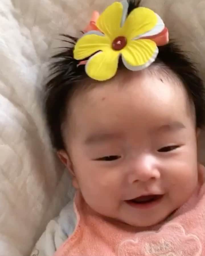 森澤祐介のインスタグラム：「. コロナの影響で2ヶ月近く息子と会えてなくて残念だけど、こうして動画で観るのが毎日の楽しみ。 めちゃくちゃ笑うようになってきた😄🌼」