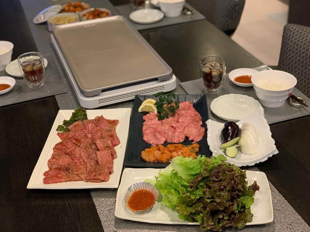 青木茉耶のインスタグラム：「#お家で焼肉 🥩 . . 焼肉屋さんからお肉をテイクアウトして お家で本格焼肉🤤❤️ 3人で食べるのに9人前も買ってきたんだけどwww 全部完食しちゃった。。怖 . . ずっとずーーっと食べたかった念願の焼肉で 止まらなくて食べ終わったあと しばらく気持ち悪かった🤫 . . とっっても美味しくて幸せ時間！ おうち時間も毎日楽しくなるようにして 頑張って引きこもり続けよう🙆🏻‍♀️ . . #おうちじかん #お家時間 #おうち焼肉 #焼肉パーティー #外出自粛 #コロナウイルスが早く終息しますように」