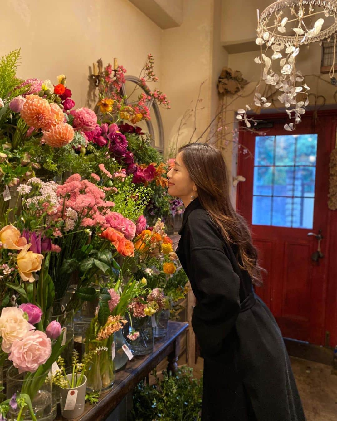 丸山悠美さんのインスタグラム写真 - (丸山悠美Instagram)「お花を買いに行けないので家の中がちょっぴり寂しい。﻿ ﻿ 以前取材で訪れた神楽坂の﻿ @jardinnostalgique ﻿ たくさんのお花に囲まれて至福だった☺️﻿ ﻿ 週末だけ営業するカフェや﻿ お花のレッスンスペースもあったり...﻿ 優しくいお店の方とはお話するだけで心温まり﻿ ﻿ とっておきのお花屋さん！﻿ ﻿ 今は臨時休業中ですが﻿ 毎日更新されるお花の写真が楽しみ💐﻿ ﻿ 花の消費が少なくなっても花の成長は止められない。﻿ 多くの花が廃棄されてしまう現状に心が痛みますね。﻿ ﻿ コロナが収束したら、いっぱいお花買いたいな。﻿ ﻿ #jardinnostalgique #ジャルダンノスタルジック #cafe #flower #flowershop #カフェ #神楽坂 #神楽坂カフェ #お花屋さん  #flowerstagram #flower #花 #花のある暮らし #bouquet #happy #antique #薔薇 #花が好きな人と繋がりたい #instagood #outfits #rose #こどものいる暮らし #ママ #子育て」4月18日 19時31分 - maruyumi