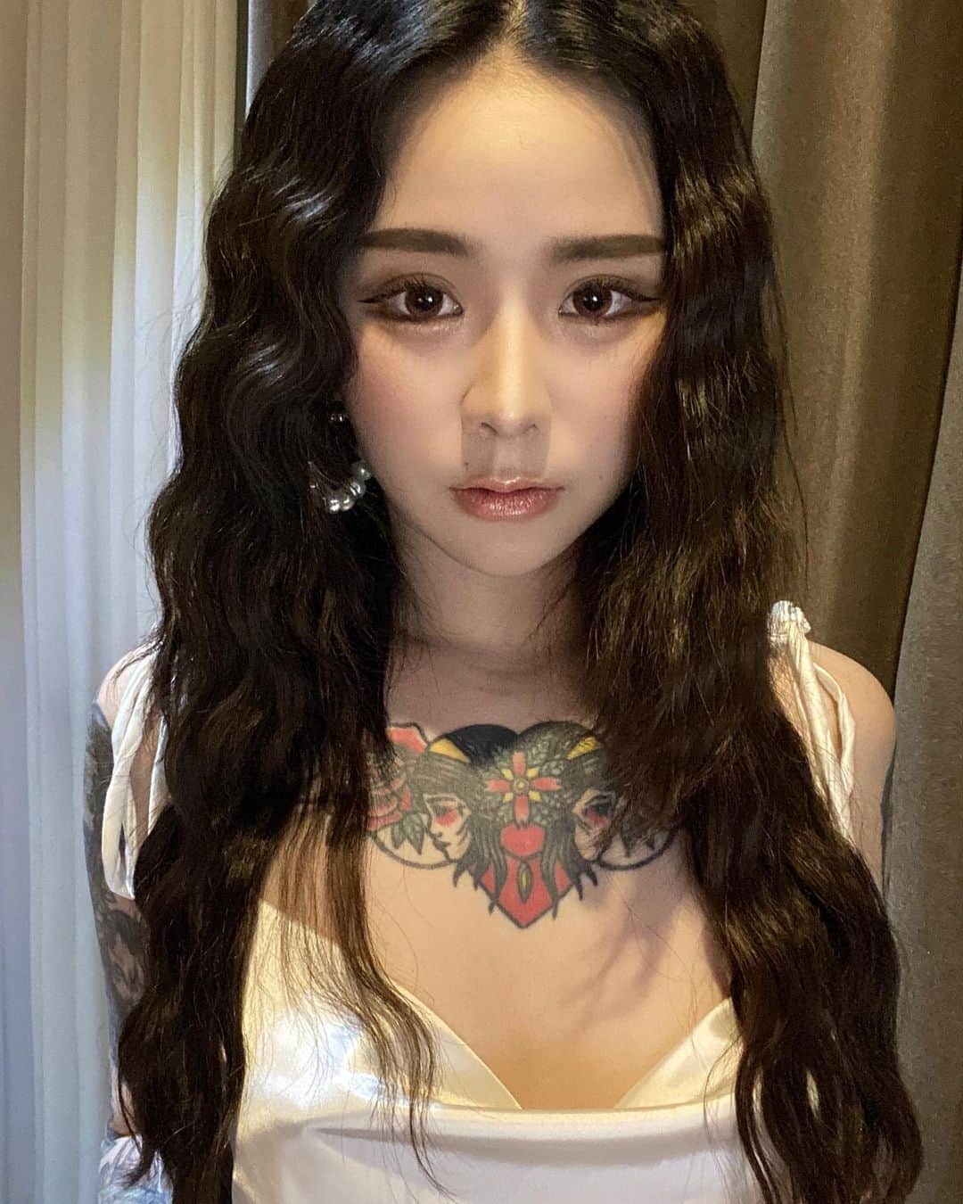 Abby Chenのインスタグラム：「重點不是這張⋯是旁邊那張⋯➡️臉是第一張p過去的 我怕有人覺得我是不是瘋了哈哈哈😂」
