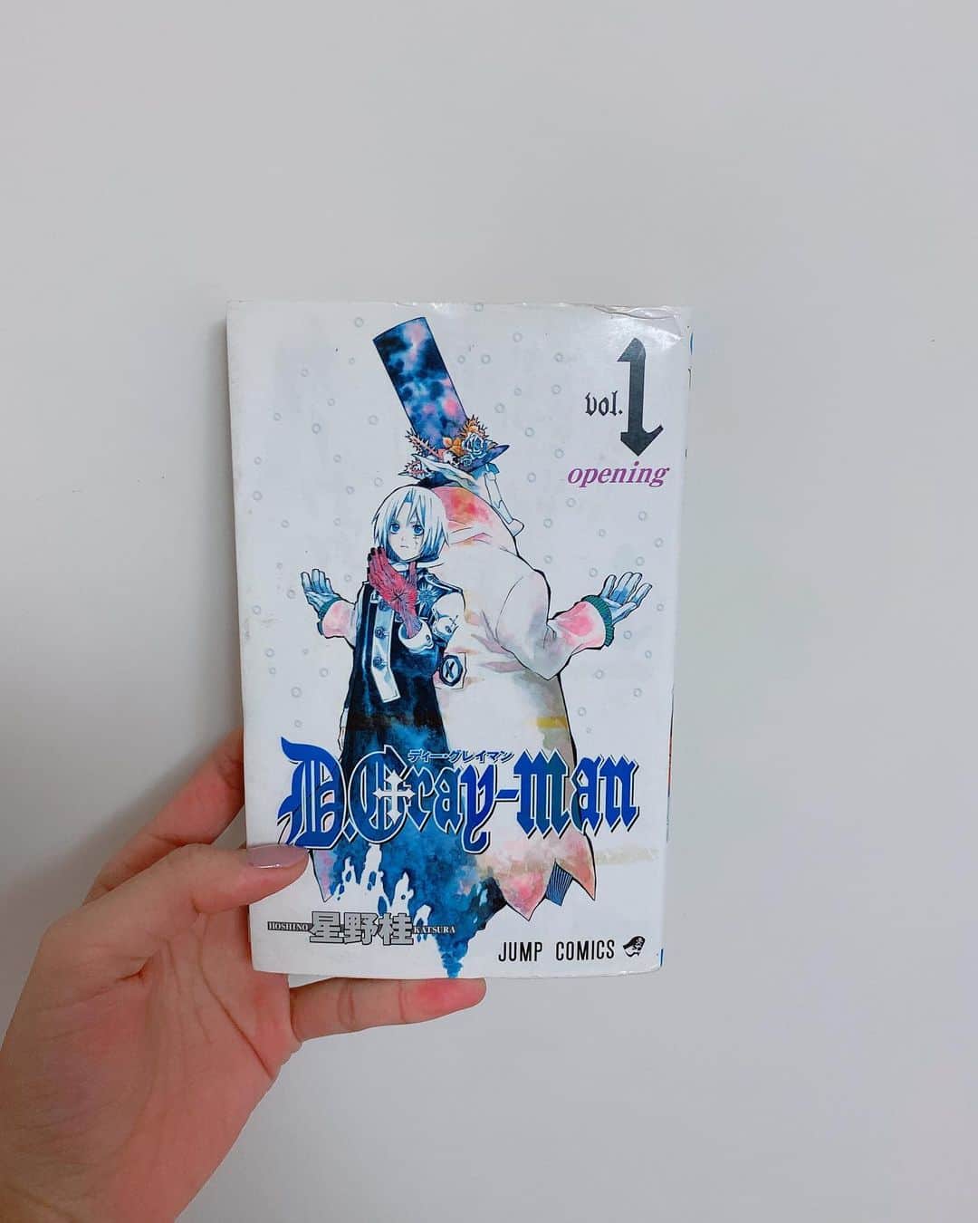 飯窪春菜のインスタグラム：「📚1日1冊漫画紹介📚 ・ ・ 今日ご紹介するのは 「D.Gray-man」です💠 Dグレ！大好き！！ ・ 主人公のアレン・ウォーカーはAKUMAを破壊できる“イノセンス”に選ばれた「エクソシスト」。AKUMAとは、“機械”“魂”“悲劇”を材料に造り出された悲しき兵器です。 AKUMAの製造者は世界終焉への計画を進める「千年伯爵」。 アレン達エクソシストはAKUMAに縛られた魂を救済すべく、宿敵・千年伯爵との長い戦いに身を投じます。 ・ 私が中学生の頃にアニメが始まり夢中になって観ていたのですが、主人公アレンの声が素敵過ぎて…！🤦🏻‍♀️さらに夢中になりました！ この作品は妹と共に大好きで、昔から何度も読み返しているので、写真の1巻がだいぶ色褪せてますね🙇🏻‍♀️💦 とにかく絵がきれいで世界観が素敵なのと、登場人物みんな個性豊かで好きになっちゃいます！ 私はリナリー・リーという女の子が好きで、ずっとリナリーになりたいと思っていました🥰 ・ 本当に…読んで欲しい…です🤦🏻‍♀️❤️ 哀れなアクマに、魂の救済を ・ ・ ・ #飯窪春菜のまんが紹介 #1日1冊  #漫画  #D.Gray-man #ディーグレイマン #Dグレ #はるなの毎日  #飯窪ってる」
