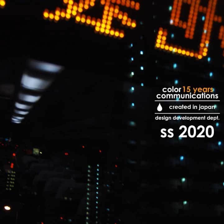 のインスタグラム：「COLOR COMMUNICATIONS spring summer 2020 prebook now  遅ればせながらカラーコミュニケーションズ・2020年春夏モデルの発表・ご予約開始させて頂きます。  2005年、Tシャツ4型からスタートし、シーズン毎にこうやって何らかのアイテムをリリースしてきましたが、気が付けば15年目を迎えることができました。こんな状況の中ですが、やはり止める訳にはいけないと思い、今季もリリースさせて頂きます。  15年目という節目なのか、今季は何となく原点に帰っている様な気持ちでデザインしていたような気がします。 久しぶりに新しいロゴをデザインしてみたり、3色刷りのパターン柄デザインや、カラーリングなど、自然とこんな感じに仕上がっていきました。  昔から知ってる人は分かるのでは？途中からの人は受け入れてくれるかな？ そんな感じかぁ、と心の片隅に入れながら新作をご覧下さい。  ご予約の締切は 4月24日（金）までですので、お見逃し無く。 カタログ・商品詳細ページはプロフィールリンクよりお願い致します。 オーダーお待ちしております。  #colorcommunications #カラーコミュニケーションズ #カラコミ #カラコミ2020年モデル」