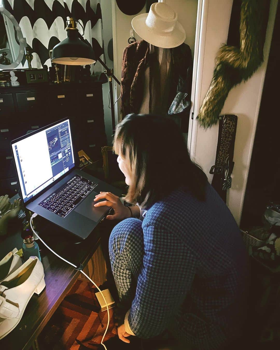 茂木夫婦のインスタグラム：「最近、パジャマ姿しか見てないw 最近，我只看到我妻子穿著睡衣。 recently, I only see my wife in her pajamas.  #引きこもり生活 #隠し撮り  #なんか知らんがニヤついてやがる #stayhome」