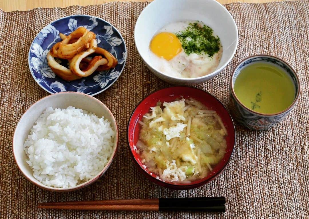Rie's Healthy Bento from Osloのインスタグラム：「A Japanese breakfast in Oslo. Grilled and glazed squid, grated yam with raw egg yolk, rice and miso soup with cabbage and egg whites. Don’t forget a cup of green tea 🍵　#朝ごはん　#breakfast #japanesefood #homecooking #和食」