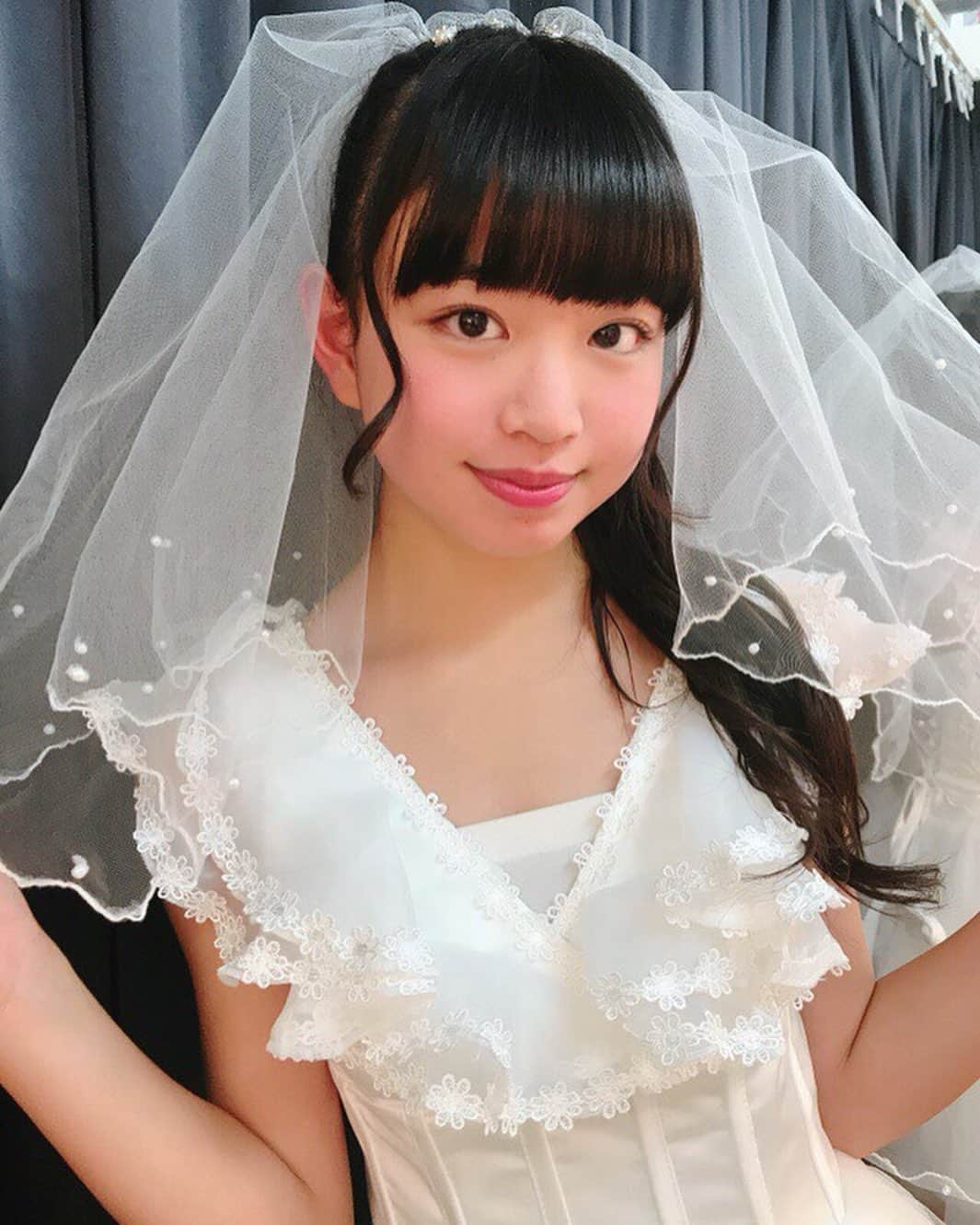 吉田万葉のインスタグラム：「ウエディングまんよ🦋  このライブはまんよがプロデュースした時の衣装ですね〜💐なつかしい、 本番前、ベールの付け方がわからなくてみんなでふざけてました🌷  #ハコムス #ウエディングドレス #idol #ライブ」