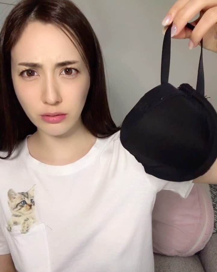 のインスタグラム：「. 歌ってみました🤗 . My masks are cutting close. And I can't still find in a store. So I made my own! I used my old bra.  It worked.🙌🏻 easy fast fits perfect on my face.😂 Music with #ppap . . I have a bra. I have a scissors. Ummm ⚡️ Half bra! I have a bra. I have a sewing kit. Ummm ⚡️ What is it....? 🏃‍♀️🏃‍♀️🏃‍♀️🏃‍♀️ Here's my new mask! . My friend : Good job. . Easy. Try it.🤙🏻 . . Twitterに別verを載せたけど、こちらにも💁🏼‍♀️ マスクがなくなっちゃったので捨てる予定だったブラで作ってみました！ 上手くできた！ きちんと使えるよ💗 私の動画編集技術の限界です🥴 . . 最後の監督の声😂😂 . . . #キャミソールきてます #ppap#ppapchallenge #美容  #bramask#ブラマスク#手作りマスク #stayhome#おうち時間 #パメノマスク #quarantine #video #おうち時間 #brunette  ##relaxing#部屋着#pajamas#sunny #赞#homevideo  #粉我#时装##ファッション #歌ってみた」