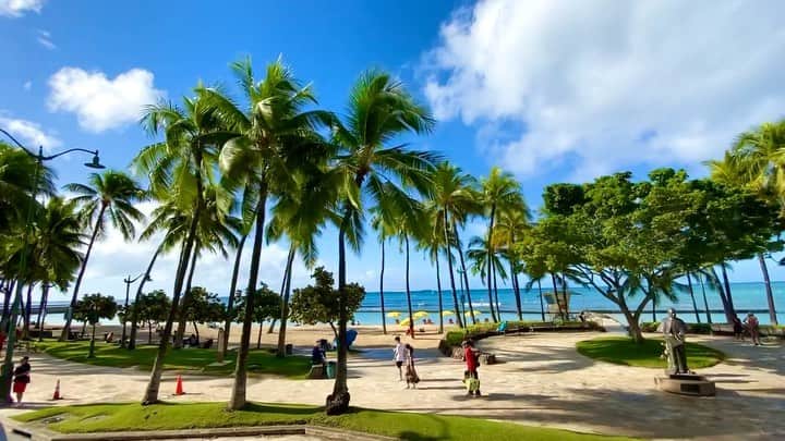 植草沙織のインスタグラム：「🌴🌴🌴🌴🌴🌞🌴🌴🌴 . ワイキキビーチから海沿いカラカウアアベニュー🚌 #プリンスクヒオ像 の前を通過〜 . . . #おうち時間 #旅の思い出 #落ち着いたらまた行こう #staypositive  #hawaii #hawaiistagram」