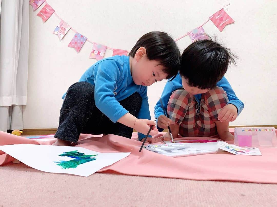 Miku Hirata 平田未来さんのインスタグラム写真 - (Miku Hirata 平田未来Instagram)「#ツボヨネ (@tsuboyone )のお絵かきキットを持って、お出かけしました🌼  ちょうど、通園バッグサイズの大きさのバッグに👜絵具、バケツ、パレット、筆、鉛筆と鉛筆削り、画用紙が入っています😊  #三原色 ＋白い絵具で、色を考えながら描いていきます💕🎨 一度はじめると、熱中して描き始めていました😊  筆を使うのはほぼ初めてなので クレヨンや色鉛筆よりも 書くレパートリーが少ないのですが🧸 水を使ったり、絵具を混ぜるという作業自体楽しそうでした❣️ * * (バケツをひっくり返さないか、ハラハラもしましたが😅安定感のある、バケツではあります！) * * 小さい子が使うときは、一緒に 雑巾やタオルも必要かと思います🥰  私自身も、美術の時間に「こんなパレット使ったなあ」と思い出しながら 使っていました💕🌼 片付けのときの作業とか懐かしい😂🖼 春のお花のように 美しい色使いができるようになりたいです💐🌷🌼💐 #クラウドファンディング に(MAKUAKE)に出品中💕  https://www.makuake.com/project/tsuboyone/  #坪米製作所 #tsuboyone #クリエイティブBOX #creativebox #お絵描き #お家時間 #想像力 #自分で創造する力　#黄色いバケツ #クリエイティブボックス #お絵かきキット #水彩画 #日本製 #知育 #マクアケ #おうち時間を楽しむ #おうち遊びを楽しもう」4月18日 19時50分 - miku.hirata