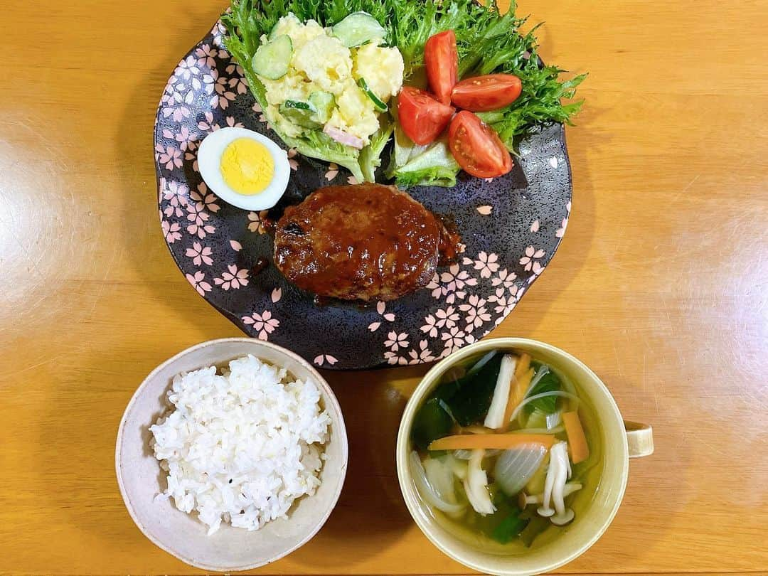 宮本佳奈さんのインスタグラム写真 - (宮本佳奈Instagram)「おうちごはん🍽 ＊  県産の食材をいっぱい使って美味しくいただきました❣️ ＊  #県産食材 #地元の食材 #西都 #有田牛 #有田牛ハンバーグ #ハンバーグ #焼くだけ #高糖度トマト #高糖度 #Mの雫 #宮崎 #miyazaki #おうち時間 #おうちごはん #stayhome #🍅 #🥒 #🌾 #他にも #いっぱい #宮崎県産 #スープ #具材入れすぎる傾向 #私の癖 #😂」4月18日 19時51分 - mrt.miyamoto