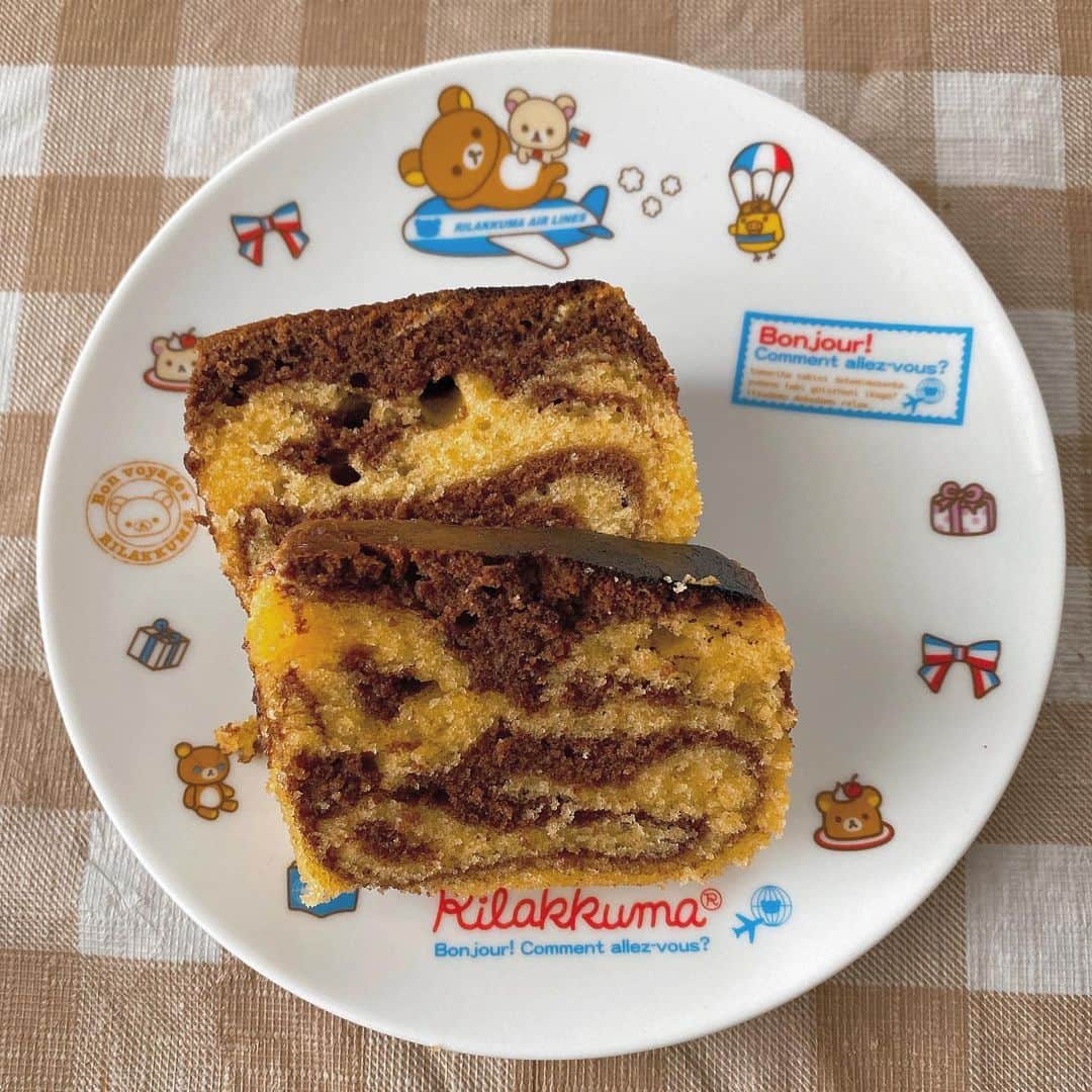 のインスタグラム：「﻿ 「ココアマーブルパウンドケーキ🍰‪‪」﻿ ﻿ ﻿ ﻿ お母さんに作り方を教えて貰いながら作った😊﻿ マーブル柄にするの難しそうに見えて、作ってみたら意外と簡単に出来た👏🏻💭﻿ sugarの量を少し減らしてるから甘さは少し控えめ！﻿ ﻿ パウンドケーキ無限にアレンジがあるから色々試してみよ〜っと✊🏻❤️❤️﻿ ﻿ ﻿ ﻿ #お菓子作り #おうち時間 #おうちカフェ #焼き菓子 #おうちおやつ #お菓子 #パウンドケーキ #マーブルパウンドケーキ #ココアマーブルパウンドケーキ #ケーキ作り #ケーキ #手作りお菓子 #poundcake #cake #cocoacake #cookingram #makingsweets #sweet」