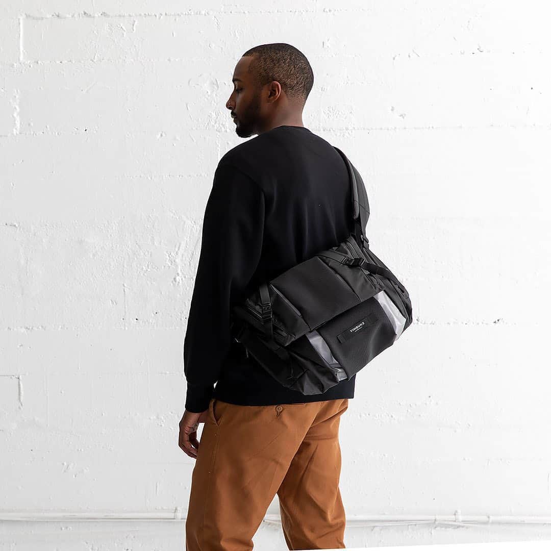 timbuk2のインスタグラム：「CMB 2049　クラシックメッセンジャーバッグ2049 ・ 30年の歴史を持つブランド代表作を、フューチャリスティックに進化させたメッセンジャーバッグ。 マチ部分に施された隠れリフレクトプリントが特徴的。 ・ #timbuk2jp #timbuk2 #ティンバックツー #メッセンジャーバッグ #messengerbag #メッセンジャー #messenger #コーデ #coordinate #ファッション #fashion #ファッションコーデ  #ストリートファッション #streetfashion #ライフスタイル #全天候型 #allweather #pcバッグ #laptopbag #自転車 #bikes #サイクリング #cycling #ロードバイク #roadbike #クロスバイク #crossbike #東京 #tokyo #サンフランシスコ」