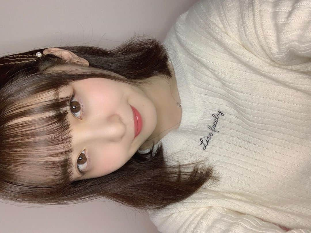 白井真緒さんのインスタグラム写真 - (白井真緒Instagram)「自撮りライトってすごいのね🤦🏻‍♀️﻿ これから配信などで大活躍しそう〜﻿ ﻿ ﻿ ミクチャDLしてない人はしてね☺︎﻿ #自撮り #色白女子 #ミクチャ #おうち時間 #ヘアアレンジ #ナチュラルメイク #ナイスクラップ #niceclaup」4月18日 19時59分 - kohaku_shirai_official