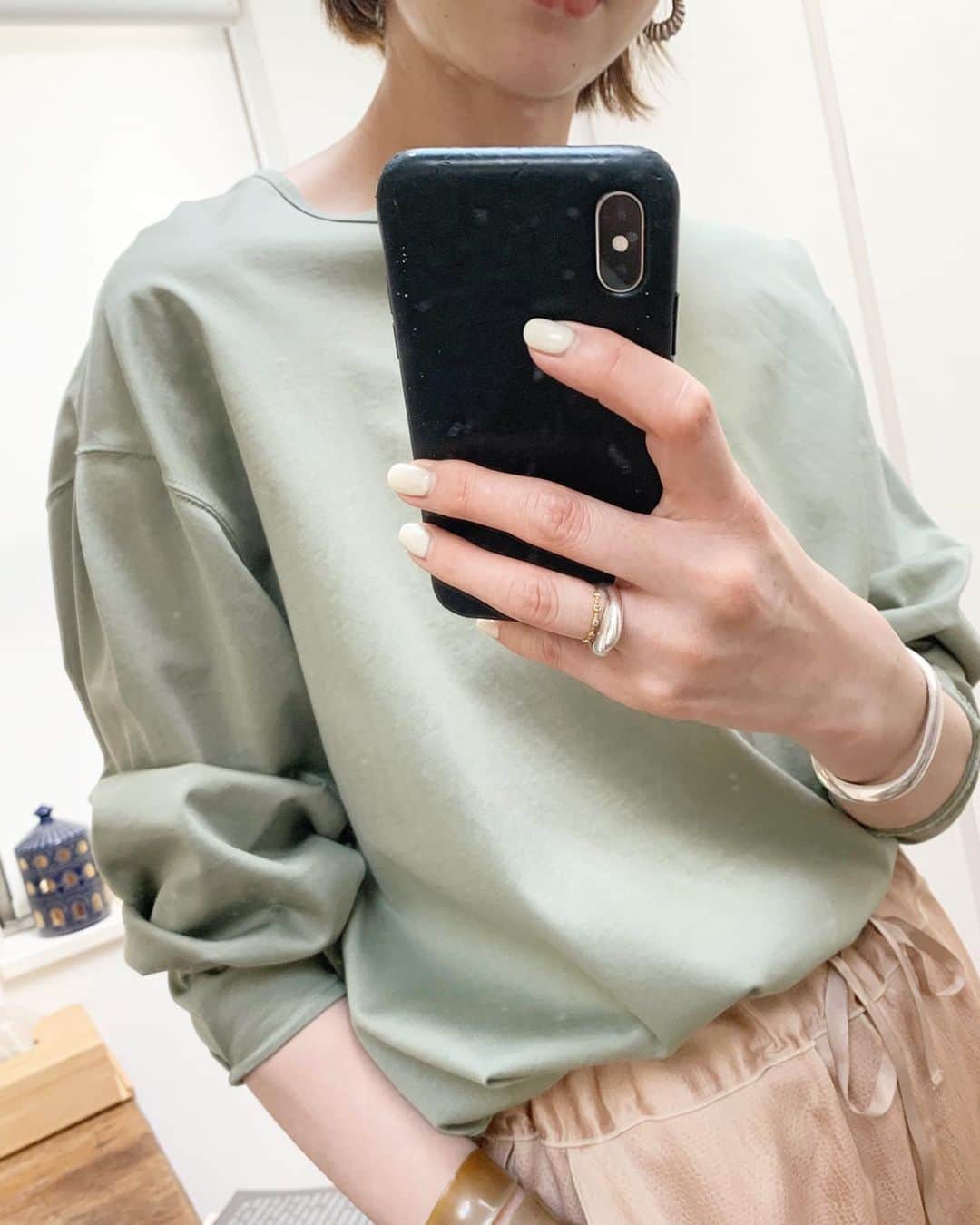 のインスタグラム：「Tuck sleeve pullover @aewen_matoph  今日は雨だから、ゆるめ プルオーバーは、肩と袖口にタックを入れてボリュームを出してます 素材感はツヤがあり、カジュアルになりすぎず着れちゃいますよ パンツは前も履いてたSatin pants  #aewenmatoph #イウエンマトフ #インスタLIVE #色が桜餅みたいって #たしかにw #またやりまーす #ありがとうございました @reina_asami #楽しかったね」