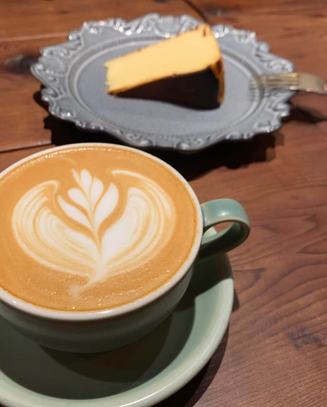 Yukaさんのインスタグラム写真 - (YukaInstagram)「Espresso D Works 池袋 - 最近全然外でごはん食べてないけど 今までいろんな美味しい物食べてきたから 自粛モードをきっかけで過去の写真どんどん投稿しようかと🤤🤤 - 初めて行った時に、トリュフオムレツ頼んだら、あまりの美味しさにビックリした😳😳そっから毎回必ず頼む🥺 ランチタイムは焼き立て食パンが食べ放題だからコスパ高くてオススメ！ しかもワンハンドレッドの食パンも食べれる🍞 特に自家製のホイップバターが絶品🥺 普段食べてるバターより全然重くなくて、冷たいホイップバターを食パンに付けたらもちふわでめっちゃ美味しかった😭 デザートもいろいろ売ってるよー ふわふわのミックスベリーパンケーキ頼んだら、出てきたやつめっちゃ量多くて二人でシェアした方がいいかも ちょっと前に流行ってたバスクチーズケーキも美味しかったよ🤤 食事もデザートも、全部美味しいからコロナが落ち着いたらまた行きたいなぁ😍 - 最近完全沒在外用餐 現在待在家時間變多了好像也沒有這麽忙 趁著有時間終於可以好好來把以前吃過的餐廳都介紹一下了 這間在池袋新開電影院（Grand cinema sunshine）的二樓 第一次去的時候點了松露歐姆蛋 那濃郁的松露香氣跟滑嫩的歐姆蛋口感一吃就愛上 而且第一次剛好坐吧台，可以近距離欣賞廚師料理歐姆蛋，各種療癒 自從那次過後每次去都一定會點松露歐姆蛋🤭 推薦給朋友大家也都一至好評👍🏻👍🏻👍🏻 另外午餐時段的話除了有附飲料、沙拉以外，還有自家製的現烤麵包吃到飽 雖然說是吃到飽，不是擺著自取那種，而是店家會將熱騰騰的麵包端到桌邊問你要不要 隨出爐時間每次來的都不一樣，大概有五種左右 最先上來的是自家手工做的吐司🍞 旁邊附上一碗白白的不明奶油，店員解釋說是自家手工製作的打成奶泡的奶油 冰冰的奶油抹在現烤出爐的吐司上，超級好吃😭 而且跟平常吃到的黃奶油不一樣，完全不會油膩，反而是一種很淡雅的味道 他們家的義大利麵口味也是很特別，份量也是很有飽足感 除了餐點以為鬆餅好像也很熱門，我只吃過一次下午茶 綜合莓果鬆餅，是打發蛋白那種蓬鬆入口即化的鬆餅，上面給了一大坨完全不過於死甜的奶油連不愛奶油的我都吃光光 但份量不小可以兩個人一起分食 前陣子很流行的巴斯克乳酪蛋糕他們家也有賣 價位合理也好濃郁好吃，配上咖啡剛剛好☕️ 最近還是好好待在家做好防疫，等疫情過後還要再去吃🤤🤤 不能來日本的大家也歡迎把它存起來，之後來日本再去😙  #food#foodgram#foodstagram#popdaily#popjapan#popdaily#espressodworks#ikebukuro#ikebukurocafe#tokyo#池袋#池袋カフェ#池袋ランチ#池袋グルメ#池袋スイーツ#オムレツ#トリュフオムレツ#エスプレッソディーワークス#バスクチーズケーキ#パスタ#グルメ#ランチ#自粛モード#過去pic#オススメ#焼きたてパン#食パン#コロナウイルスが早く終息しますように」4月18日 20時01分 - loveyuka06