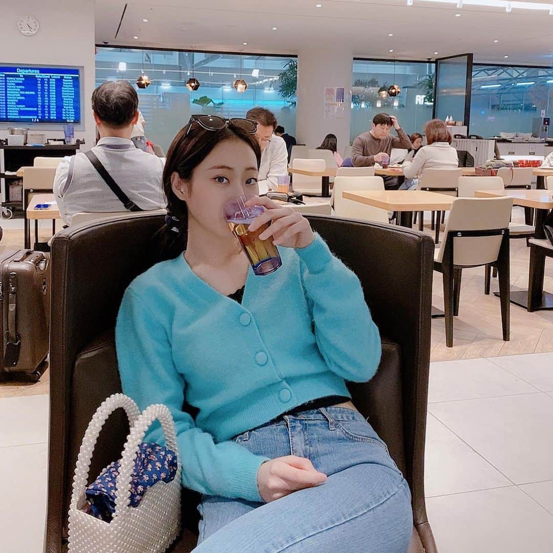 ギョンリ のインスタグラム：「Q. 경리는 옷장에 하늘색 옷 몇벌 일까요? 사진첩 여행이 습관이 된 요즘,😖」