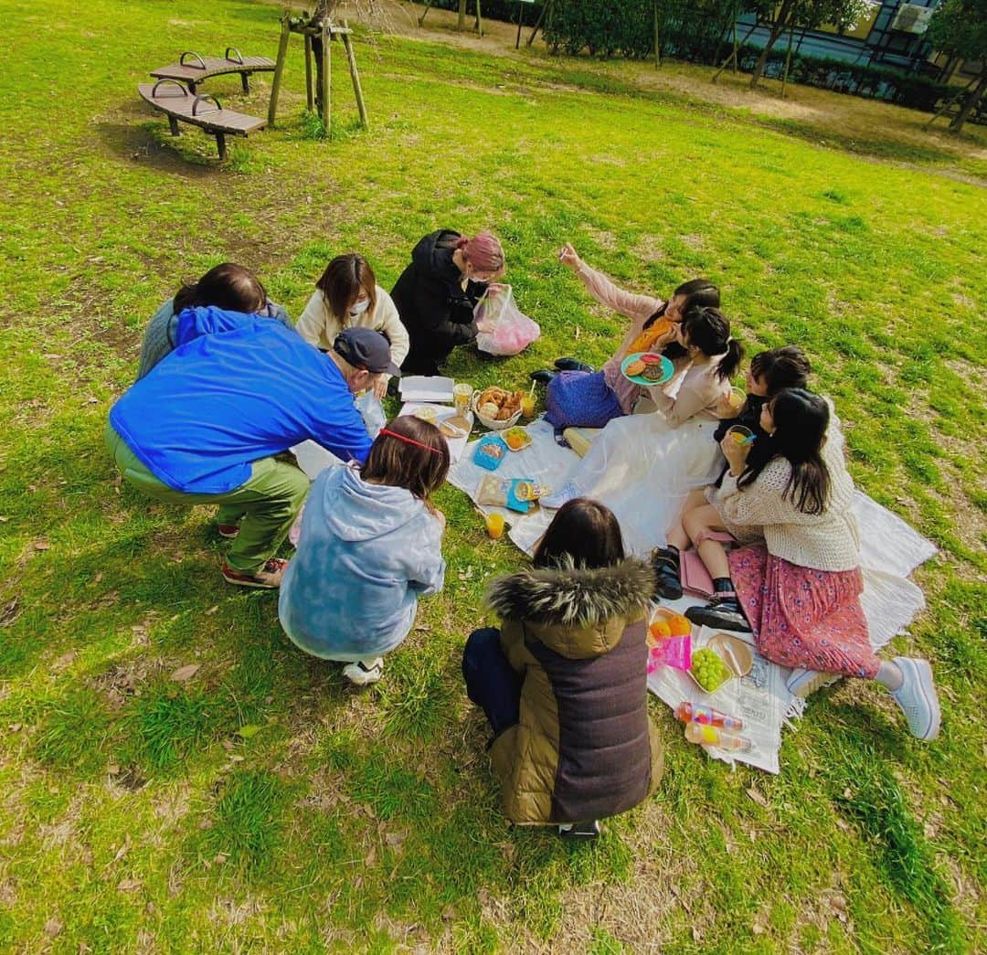 永瀬莉子さんのインスタグラム写真 - (永瀬莉子Instagram)「・ こんな感じでいつも楽しく撮影しています！ 1枚目はひよが撮ってくれました！ これまたお気に入りな写真です🐥🤍 . 春の気分を少しでも 味わっていただけますように🌼 #こうさんず」4月18日 20時05分 - rico_nagase_