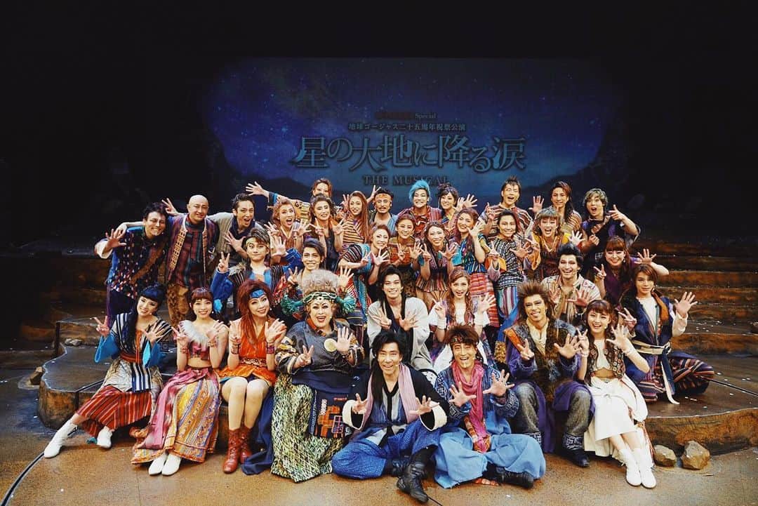 のインスタグラム：「「地球ゴージャス〜星の大地に降る涙〜」 大阪全公演中止のお知らせをさせて頂きます。 観劇を予定されていた皆様 本当に申し訳ありません。 とても悔しく残念ではありますが またいつか皆様とお会い出来る事を願います。 五朗さん、寺さんスタッフ関係者の皆さん キャストの皆さん 本当にありがとうございました！ またいつの日か 皆さんと集まれたらと切に願います。 地球ゴージャス最高‼️」