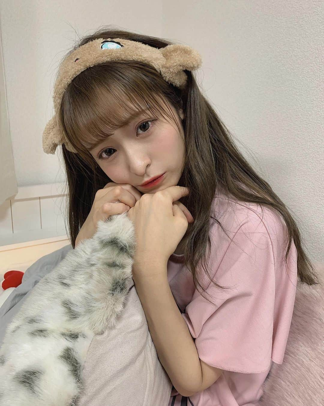 清水里香さんのインスタグラム写真 - (清水里香Instagram)「#おうち時間﻿ ﻿ ﻿ たくさん愛してね🥺💗﻿ ﻿ ﻿ ﻿ ﻿ #stayhome #amiuuwink #あみゅこーで﻿ #部屋着 #部屋着コーデ #ルームウェア #パジャマ﻿ #パジャマコーデ #パジャマ #自粛生活 #pink﻿ #francfranc #ルームウェア女子 #naturalbeauty﻿ ﻿#今日のりかてぃー」4月18日 20時13分 - partyyy_chu