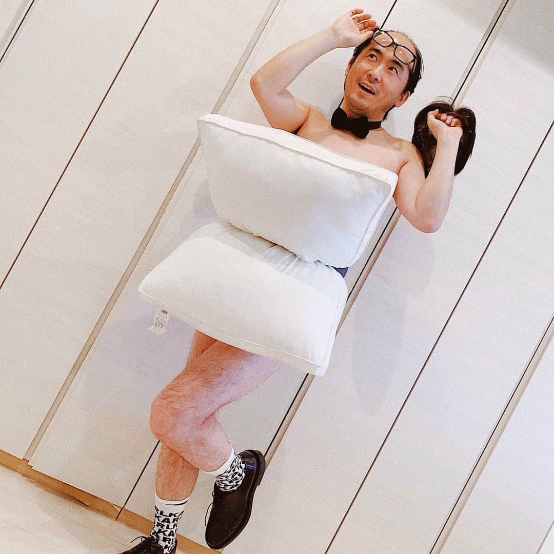 斎藤司さんのインスタグラム写真 - (斎藤司Instagram)「Hello all over the world! This is Japanese standard! Let's play with me after corona!  #quarantinepillowchallenge  #stayhome  #stayhair #staywithmyhead #pillowhashairs #sacai #offwhite #nitori #moschino #karllagerfeld  #HM #OMG」4月18日 20時09分 - tsukasa_trandy