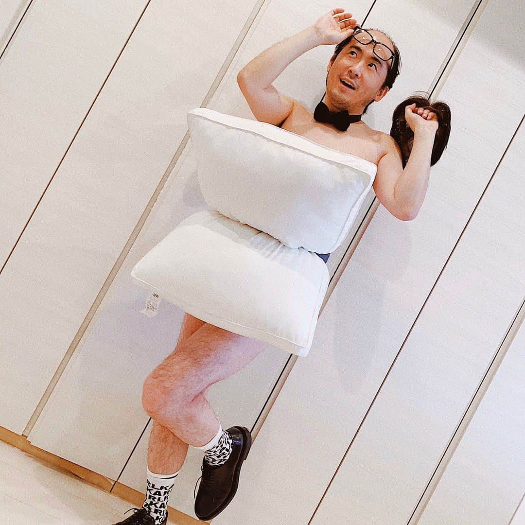 斎藤司のインスタグラム：「Hello all over the world! This is Japanese standard! Let's play with me after corona!  #quarantinepillowchallenge  #stayhome  #stayhair #staywithmyhead #pillowhashairs #sacai #offwhite #nitori #moschino #karllagerfeld  #HM #OMG」
