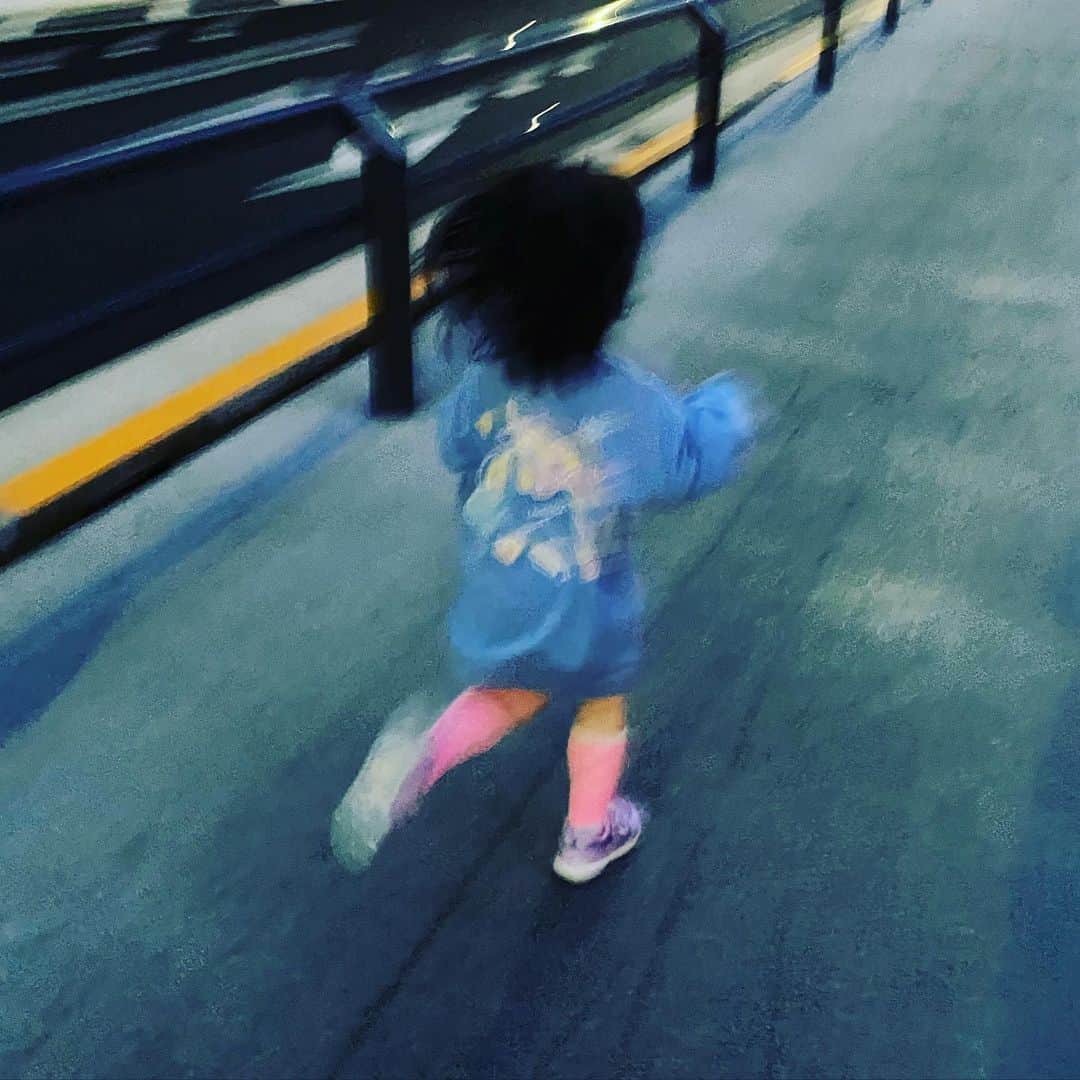 花津ハナヨさんのインスタグラム写真 - (花津ハナヨInstagram)「人が少なそうな時間に、一家で散歩へ。 私が普段ジョギングしてるスピードより、3歳児の走るスピードの方が速い。歩くと「はしって！」と怒られるし😅 インドアな6歳児はのんびり歩いてました。 . 帰宅後ご飯を山盛り食べて、失ったカロリー以上を数分で摂取。 #年少　#1年生　#ダイエットではなく健康維持…」4月18日 20時10分 - 872874