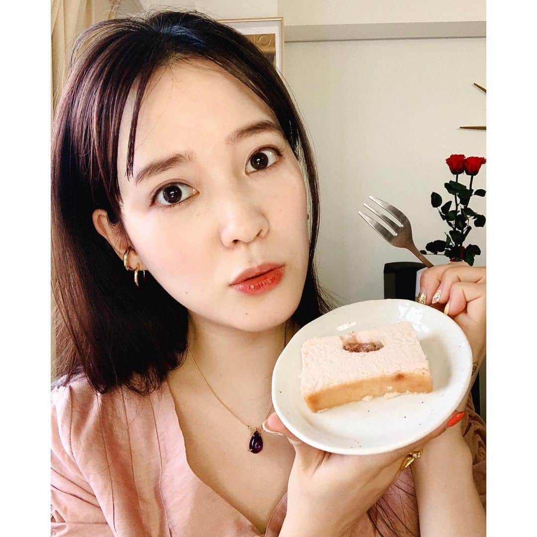 奈津子さんのインスタグラム写真 - (奈津子Instagram)「念願のミスチ　@mr.cheesecake.tokyo 親友たちとオンラインお茶会しながら頂きました🍰優しさの詰まった胸に響く味というかな、甘さと酸味・桜の風味のバランスが素晴らしかった🌸そして梱包や包装紙の抜群の愛らしさよ…。夢が詰まりすぎてる…。ヒットしているものが何故愛されるのか、自分なりに考えるのが好きなのでマーケティング目線でもよい勉強になりました！冷凍のままアイスぽく食べても美味しいし解凍してTHEチーズケーキとして食べても美味しかったです🌸🌸🌸リアクションはスワイプしてどうぞ笑。 ・ あと今宵は #野ブタ　再放送ですね！ピンクエクステのギャルのいじめっ子がわたくし。 ・ #家電 #家電女優 #奈津子　#ミスチ  #お取り寄せ #お取り寄せスイーツ #チーズケーキ　#stayhome #stayhomechallenge」4月18日 20時11分 - natsuko_kaden