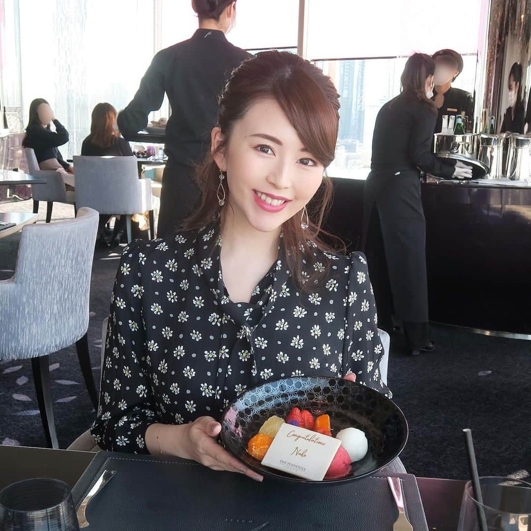 のインスタグラム：「※時差投稿です※ * ちさちゃんがフルーツに プレートをつけてくれた☺️🌸 プレゼントもありがとう🎁 * * 妊娠してからワンピースは Aラインかつ前開きを買うように✨ 妊婦さん用のワンピースは2.3枚しか 買ってないかな🥺 * * この頃に比べたら 今はもう本当にむくみと体重増加で 大変なことに...🤰 出産前にお友達と会える事が この先あったら びっくりされないか心配🤣 * * #peter #日比谷ランチ #ペニンシュラ東京 #マタニティライフ #妊娠8ヶ月 #マタニティ #マタニティワンピース #令和2年ベビー #プレママ #妊娠中 #妊娠後期 #マタニティコーデ #初マタ #プレママ」